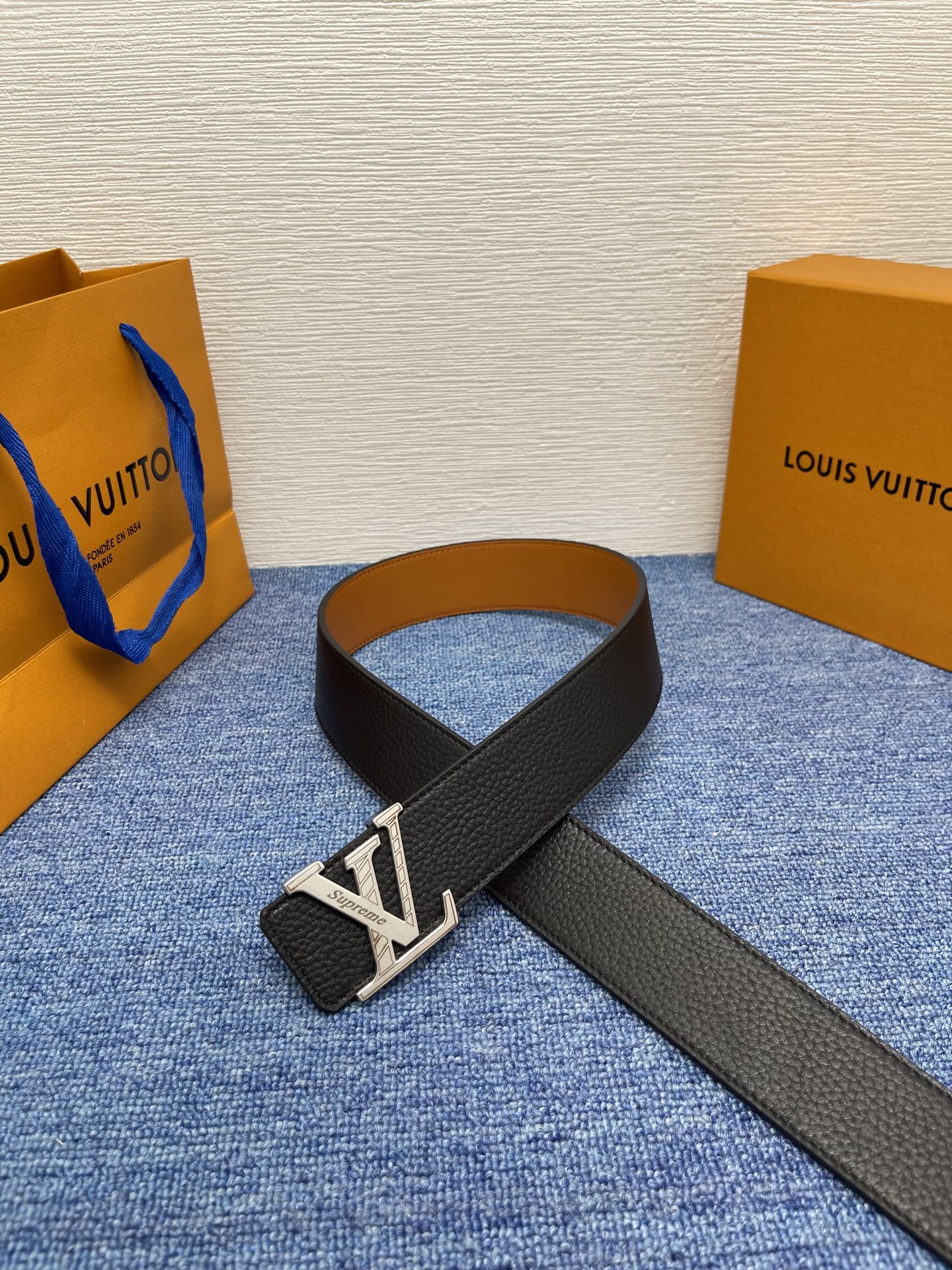 🔴 【品牌】LV  4．0cm 
🔴 【描述】这款饰有LV带扣的腰带配以水牛皮衬里，覆以Monogram