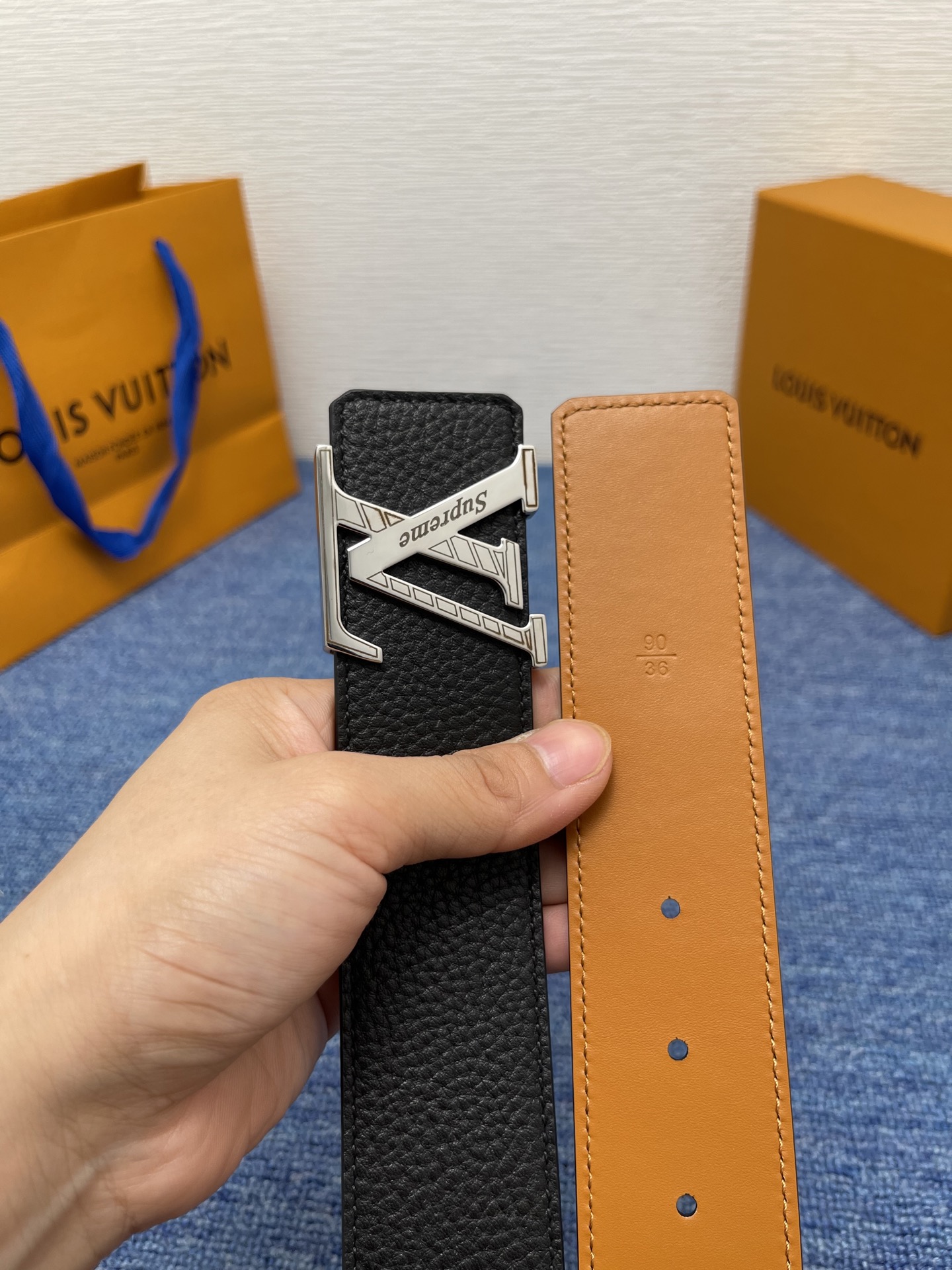 🔴 【品牌】LV  4．0cm 
🔴 【描述】这款饰有LV带扣的腰带配以水牛皮衬里，覆以Monogram