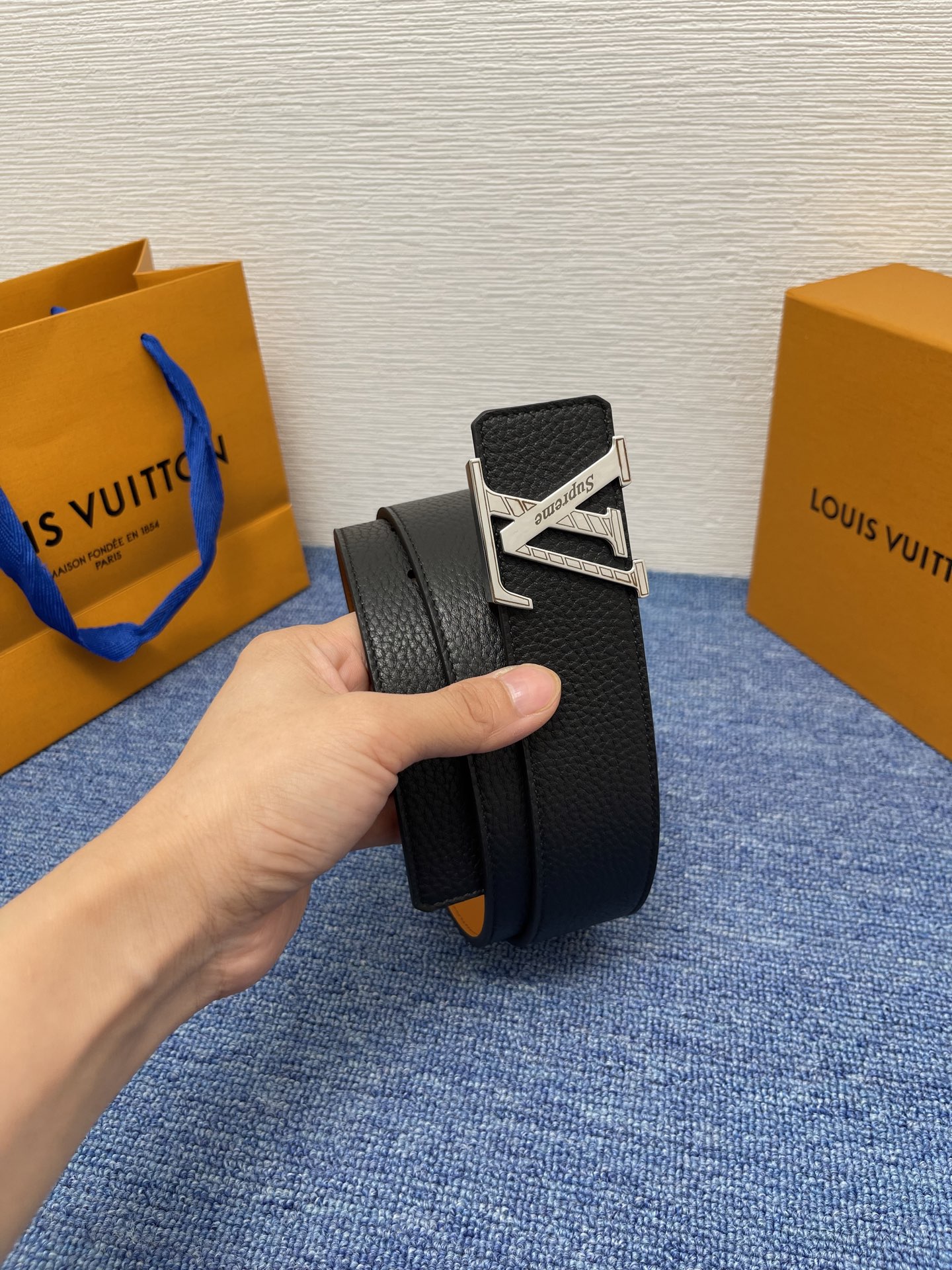 🔴 【品牌】LV  4．0cm 
🔴 【描述】这款饰有LV带扣的腰带配以水牛皮衬里，覆以Monogram