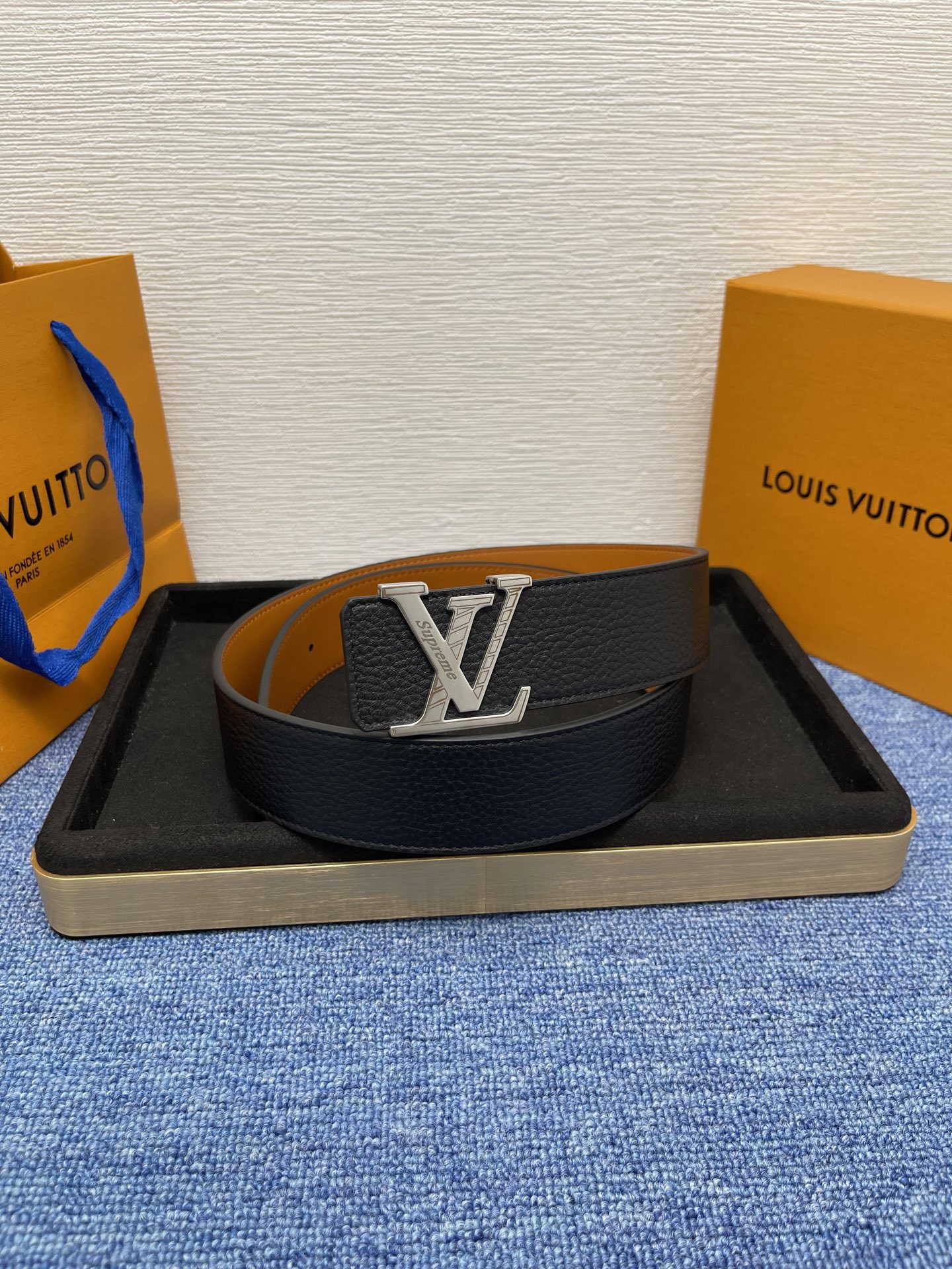 🔴 【品牌】LV  4．0cm 
🔴 【描述】这款饰有LV带扣的腰带配以水牛皮衬里，覆以Monogram