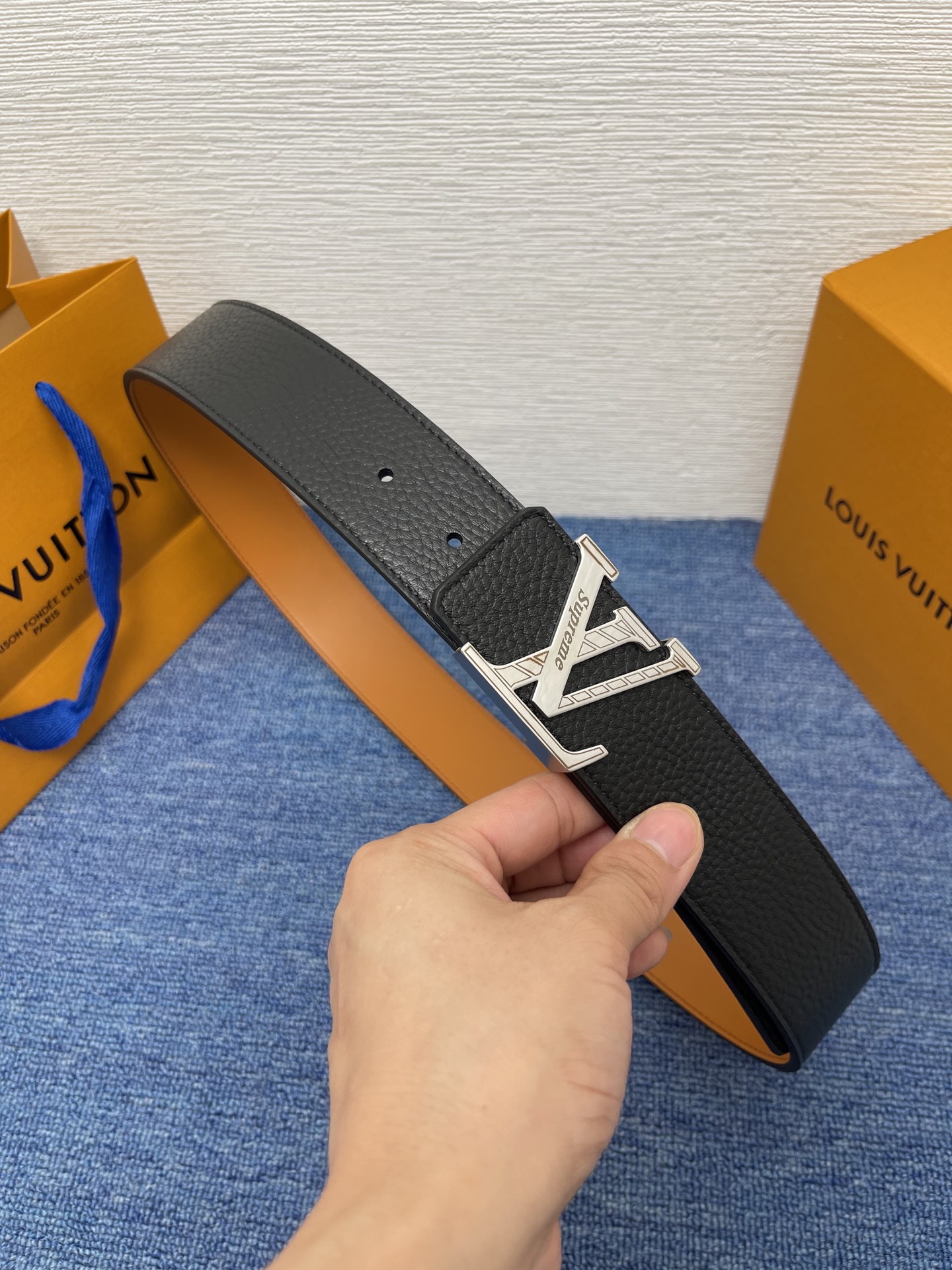 🔴 【品牌】LV  4．0cm 
🔴 【描述】这款饰有LV带扣的腰带配以水牛皮衬里，覆以Monogram