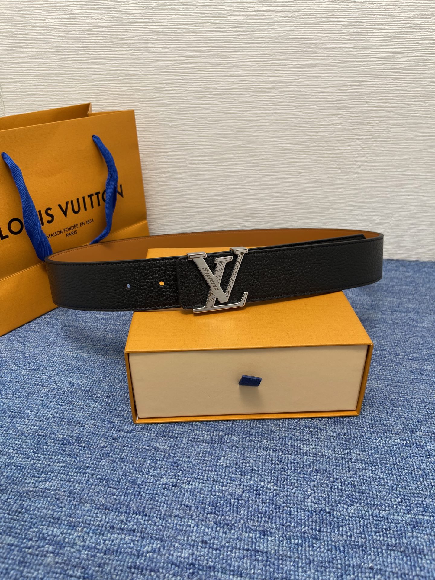 🔴 【品牌】LV  4．0cm 
🔴 【描述】这款饰有LV带扣的腰带配以水牛皮衬里，覆以Monogram