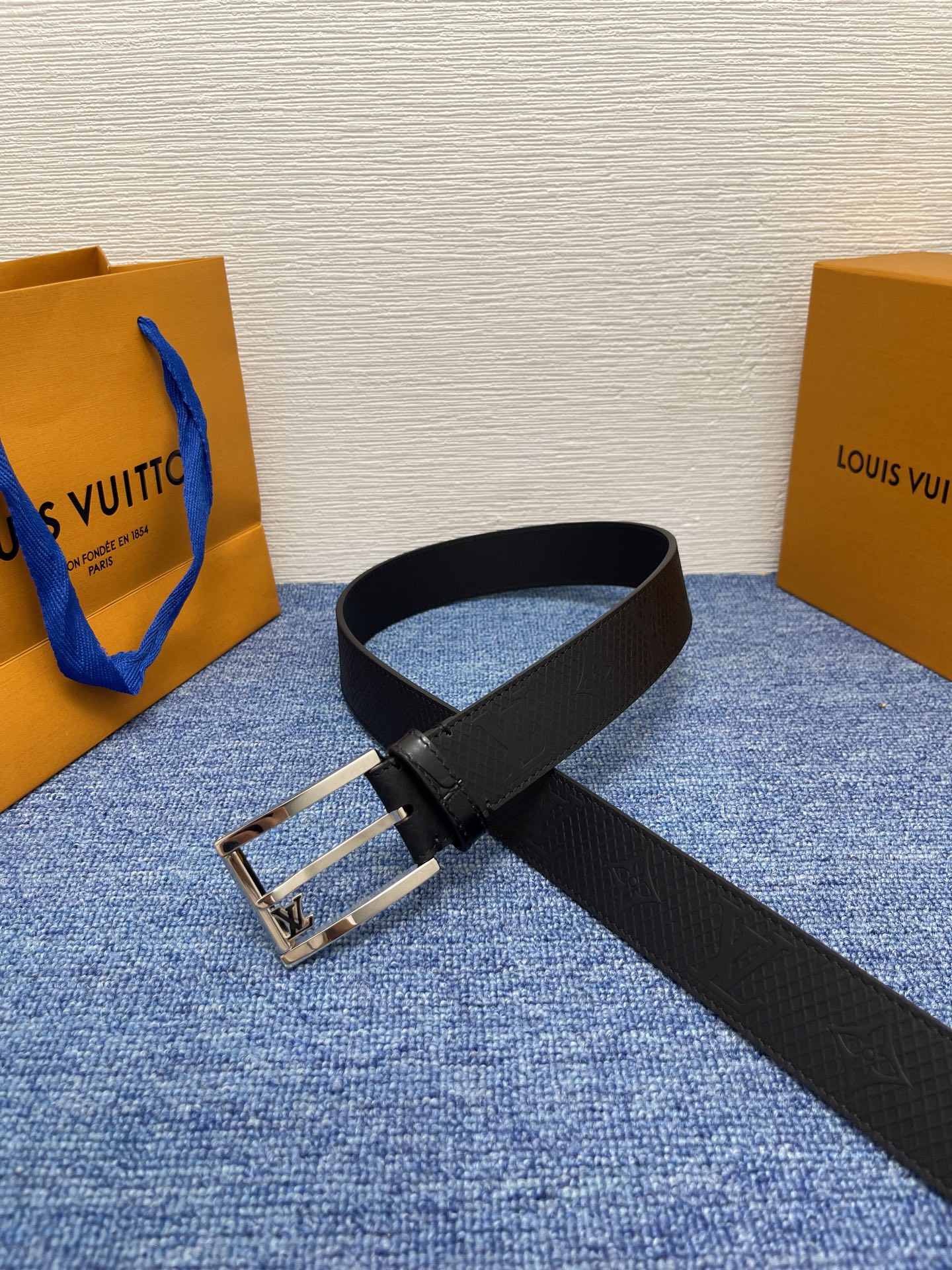 
【LOUIS VUITTON驴牌】：经典原单品质，新款压花皮搭配原单精品针扣，精工制作，细节看图，实物