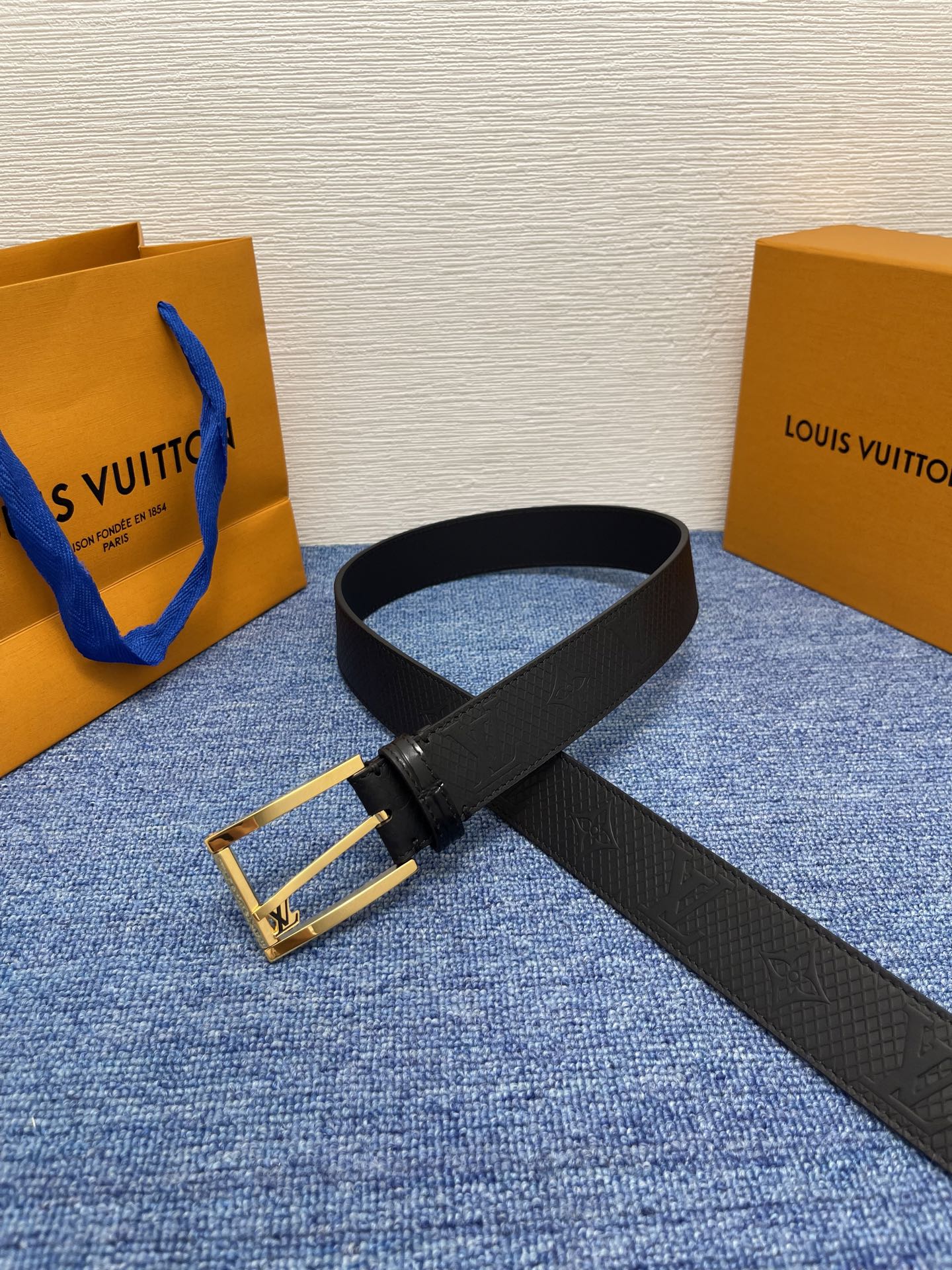 
【LOUIS VUITTON驴牌】：经典原单品质，新款压花皮搭配原单精品针扣，精工制作，细节看图，实物
