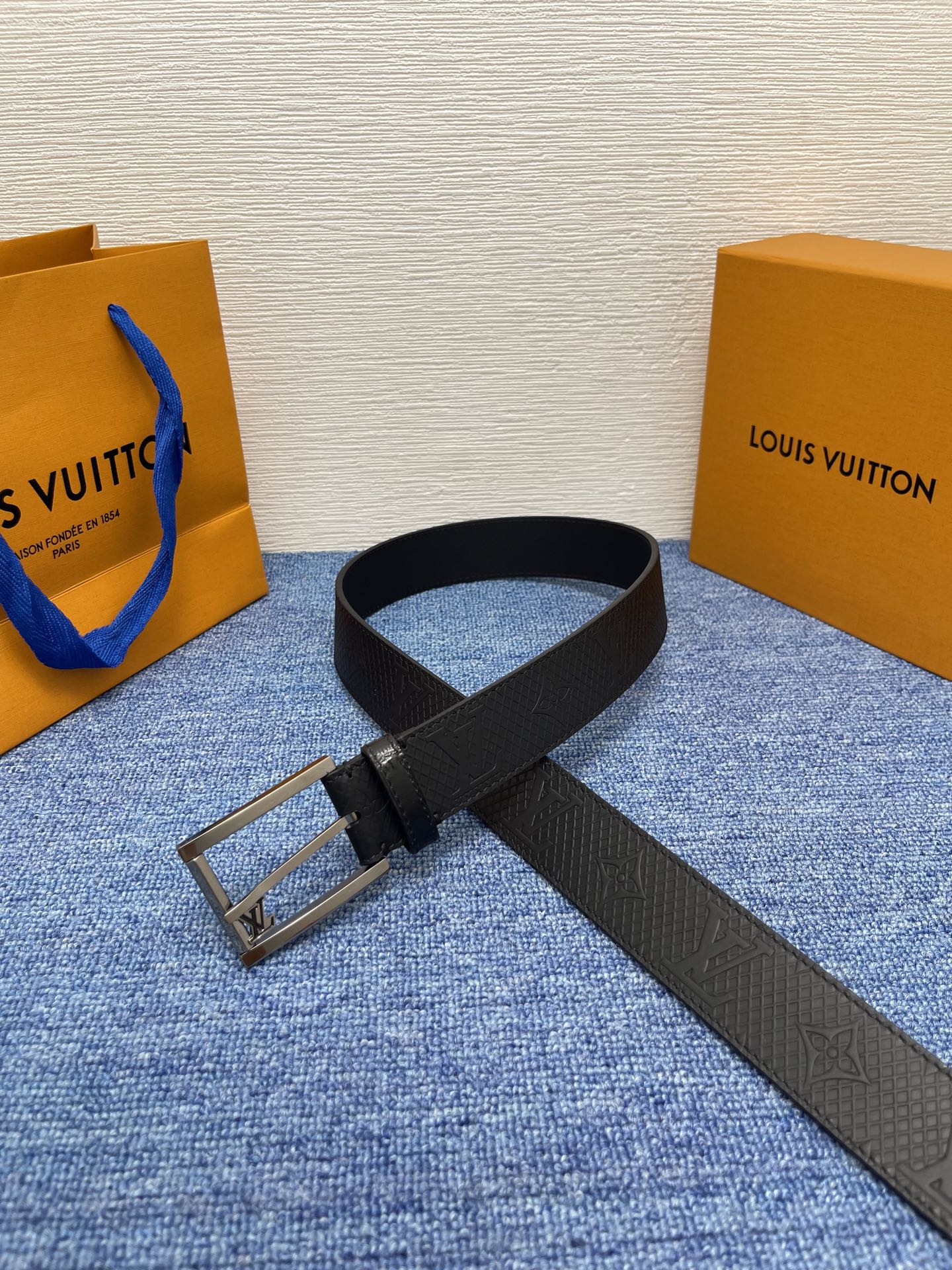 
【LOUIS VUITTON驴牌】：经典原单品质，新款压花皮搭配原单精品针扣，精工制作，细节看图，实物