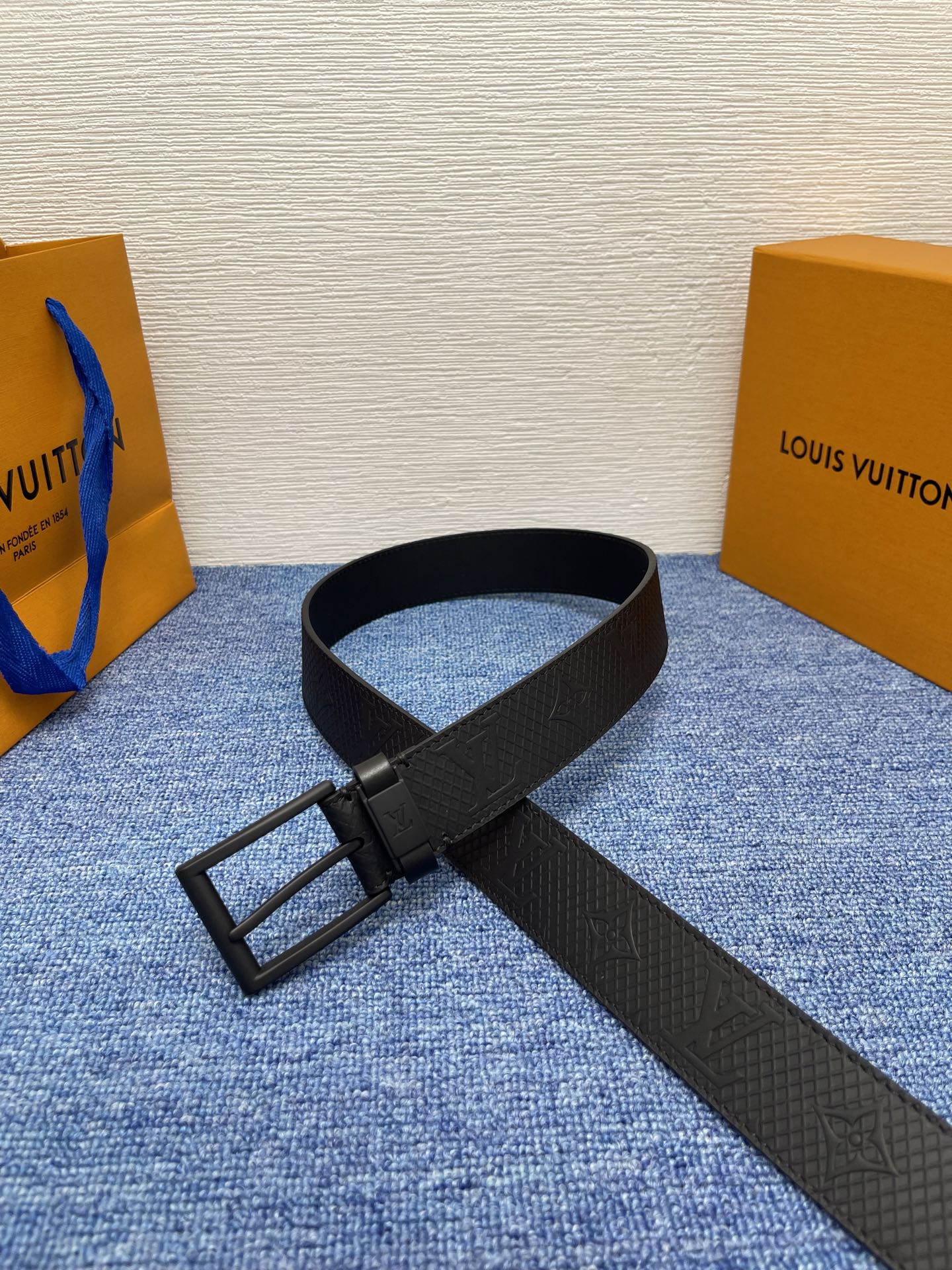 
【LOUIS VUITTON驴牌】：经典原单品质，新款压花皮搭配原单精品针扣，精工制作，细节看图，实物