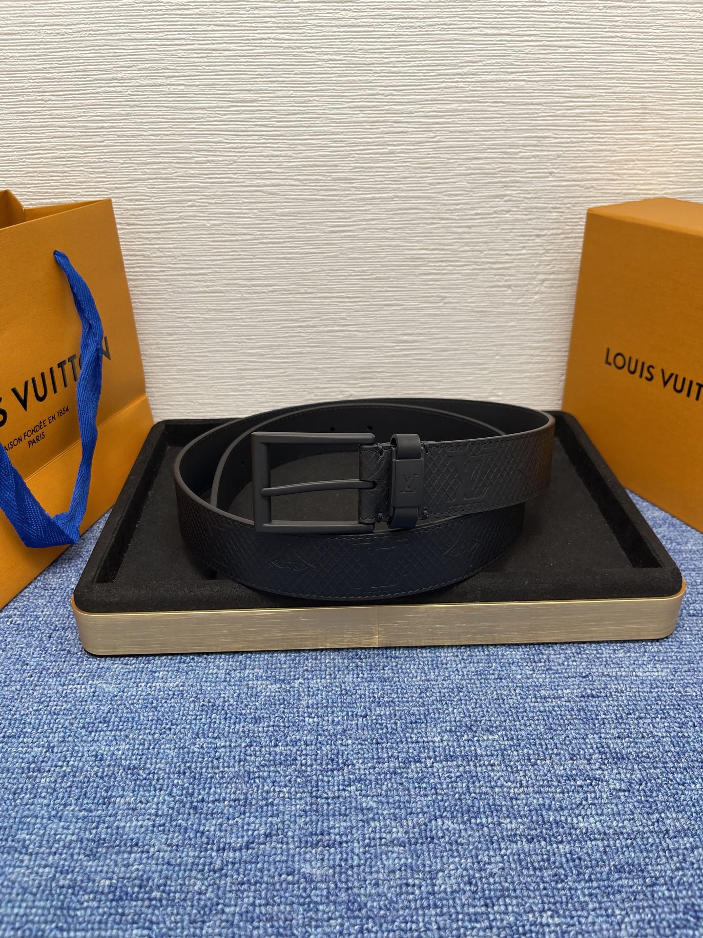 
【LOUIS VUITTON驴牌】：经典原单品质，新款压花皮搭配原单精品针扣，精工制作，细节看图，实物