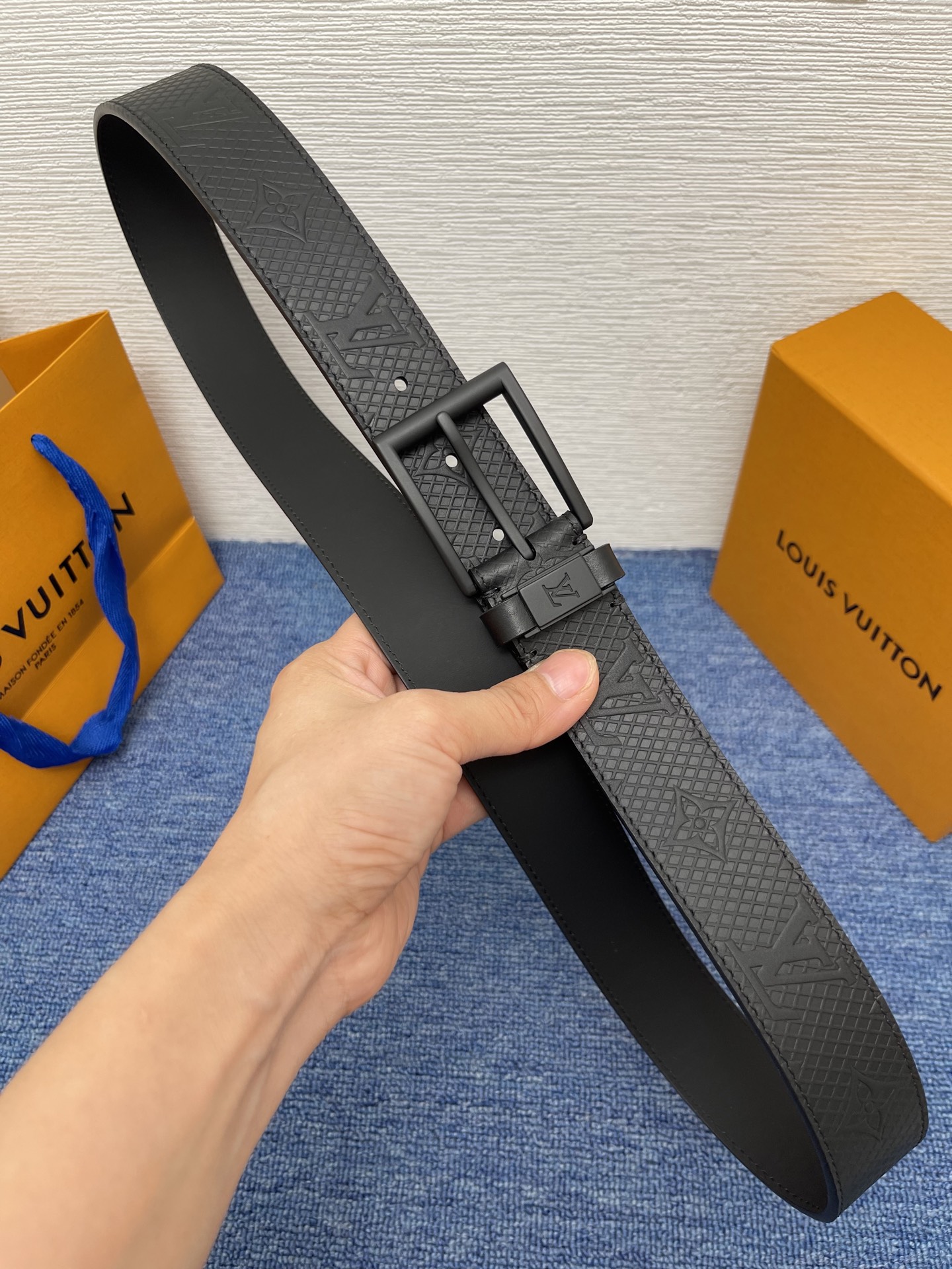 
【LOUIS VUITTON驴牌】：经典原单品质，新款压花皮搭配原单精品针扣，精工制作，细节看图，实物