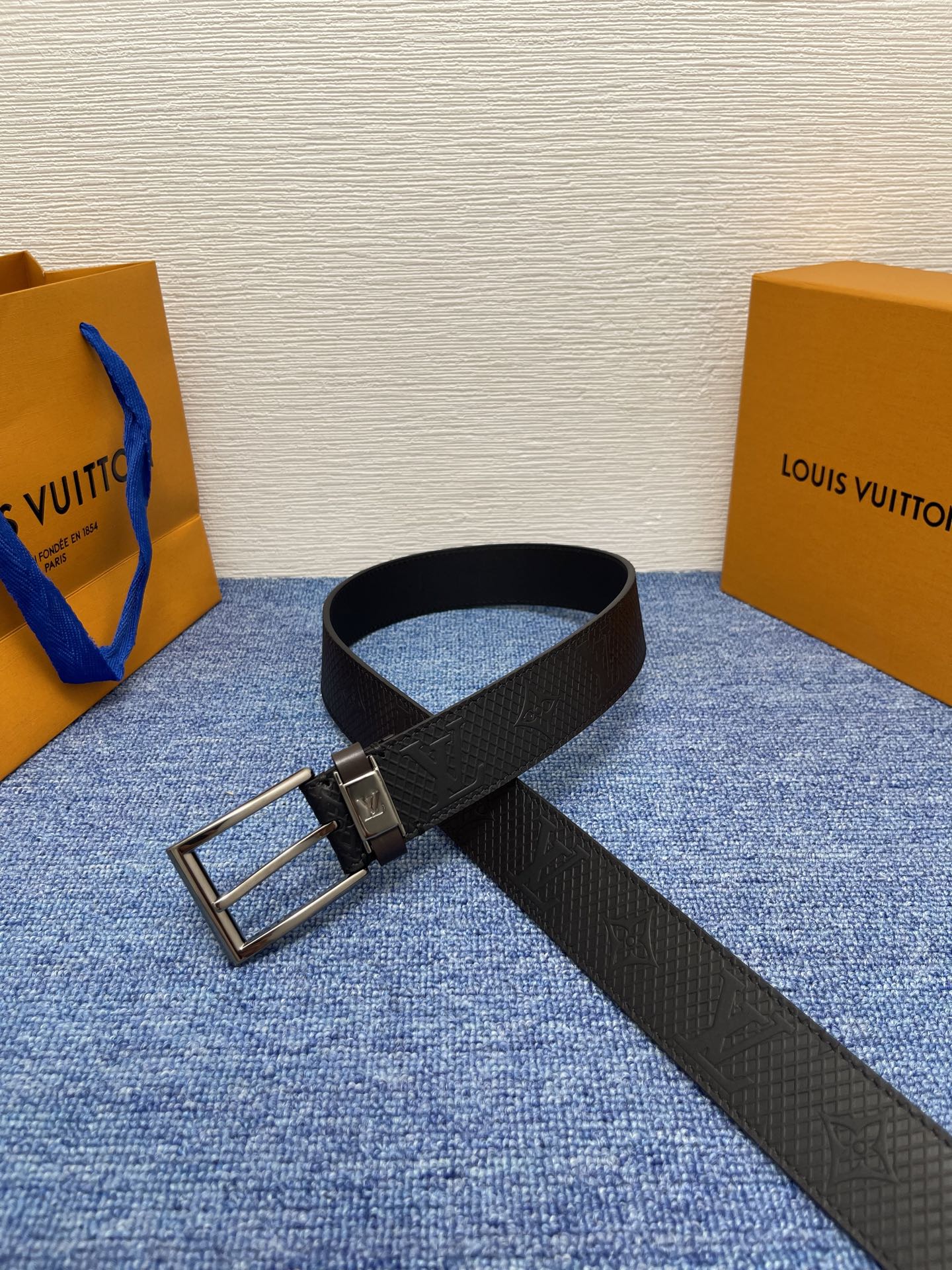 
【LOUIS VUITTON驴牌】：经典原单品质，新款压花皮搭配原单精品针扣，精工制作，细节看图，实物
