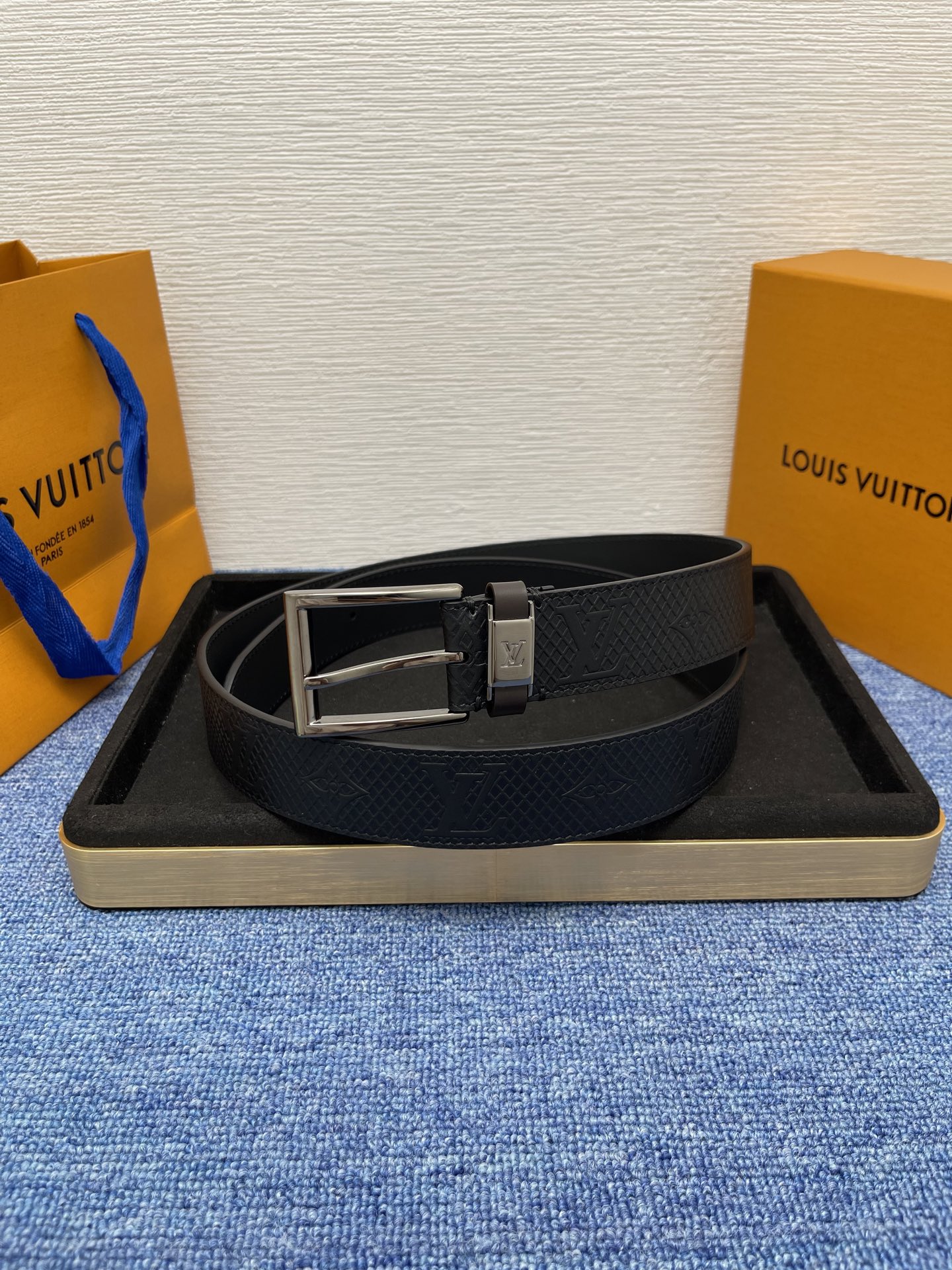 
【LOUIS VUITTON驴牌】：经典原单品质，新款压花皮搭配原单精品针扣，精工制作，细节看图，实物