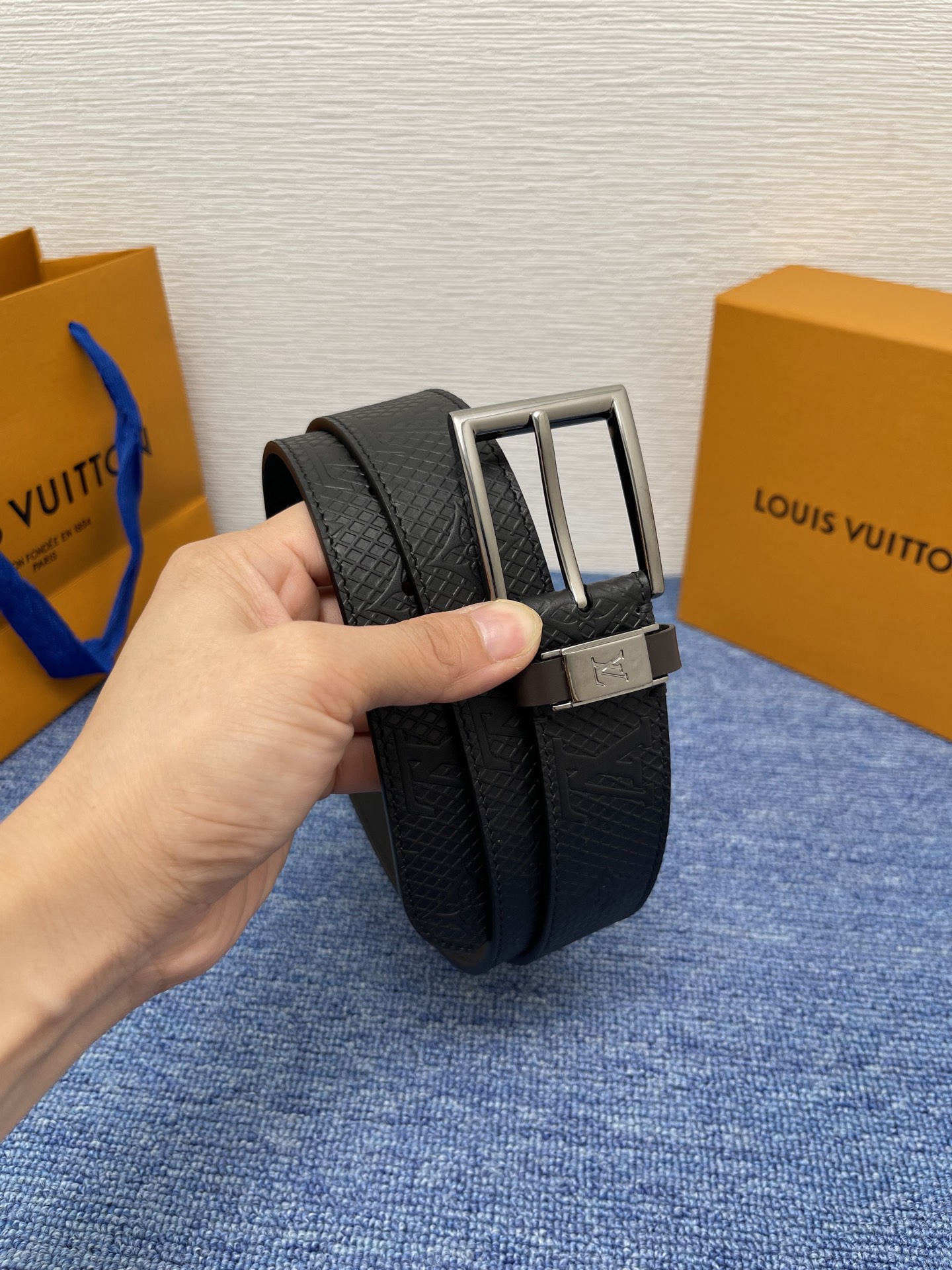 
【LOUIS VUITTON驴牌】：经典原单品质，新款压花皮搭配原单精品针扣，精工制作，细节看图，实物