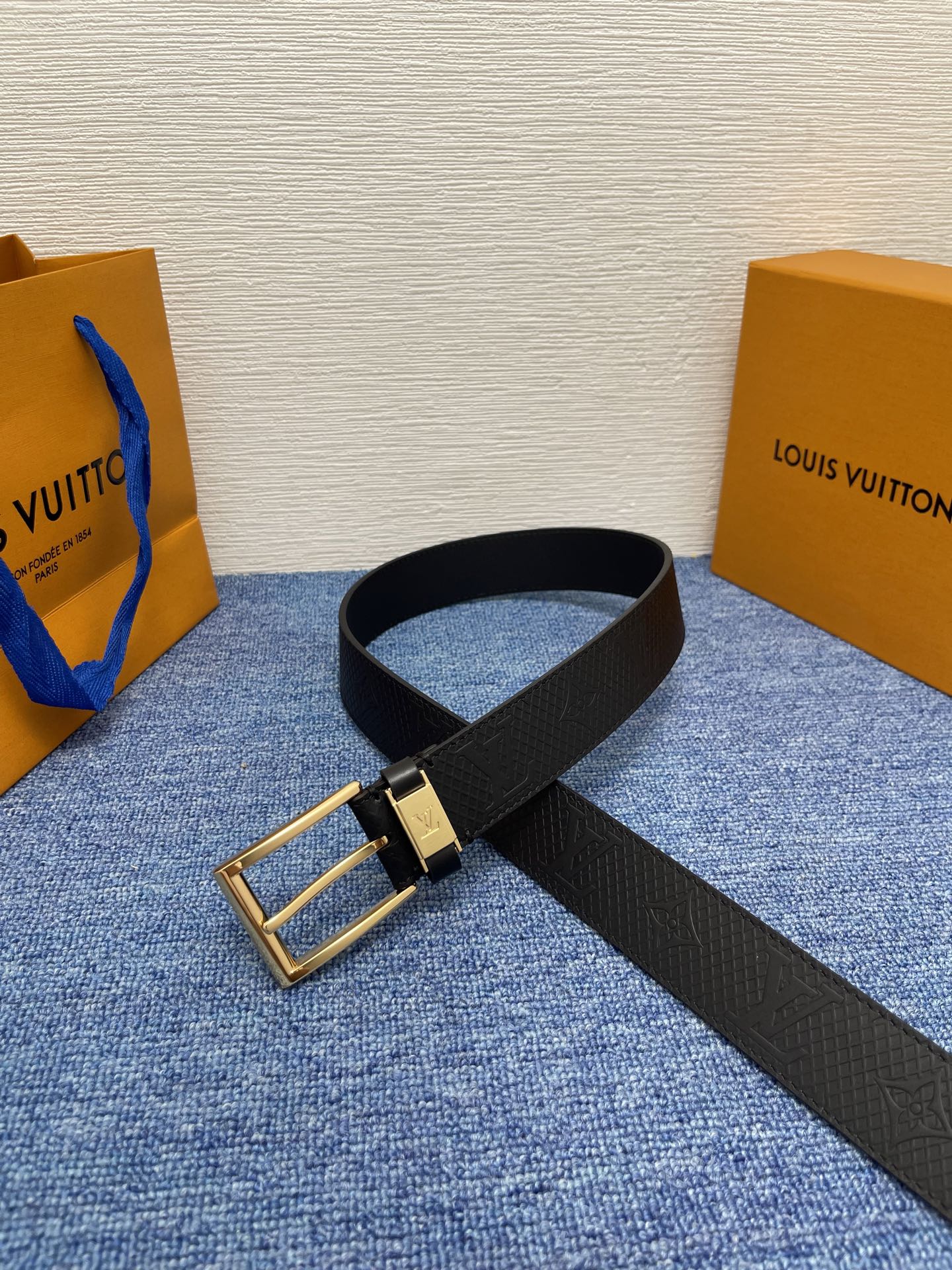 
【LOUIS VUITTON驴牌】：经典原单品质，新款压花皮搭配原单精品针扣，精工制作，细节看图，实物