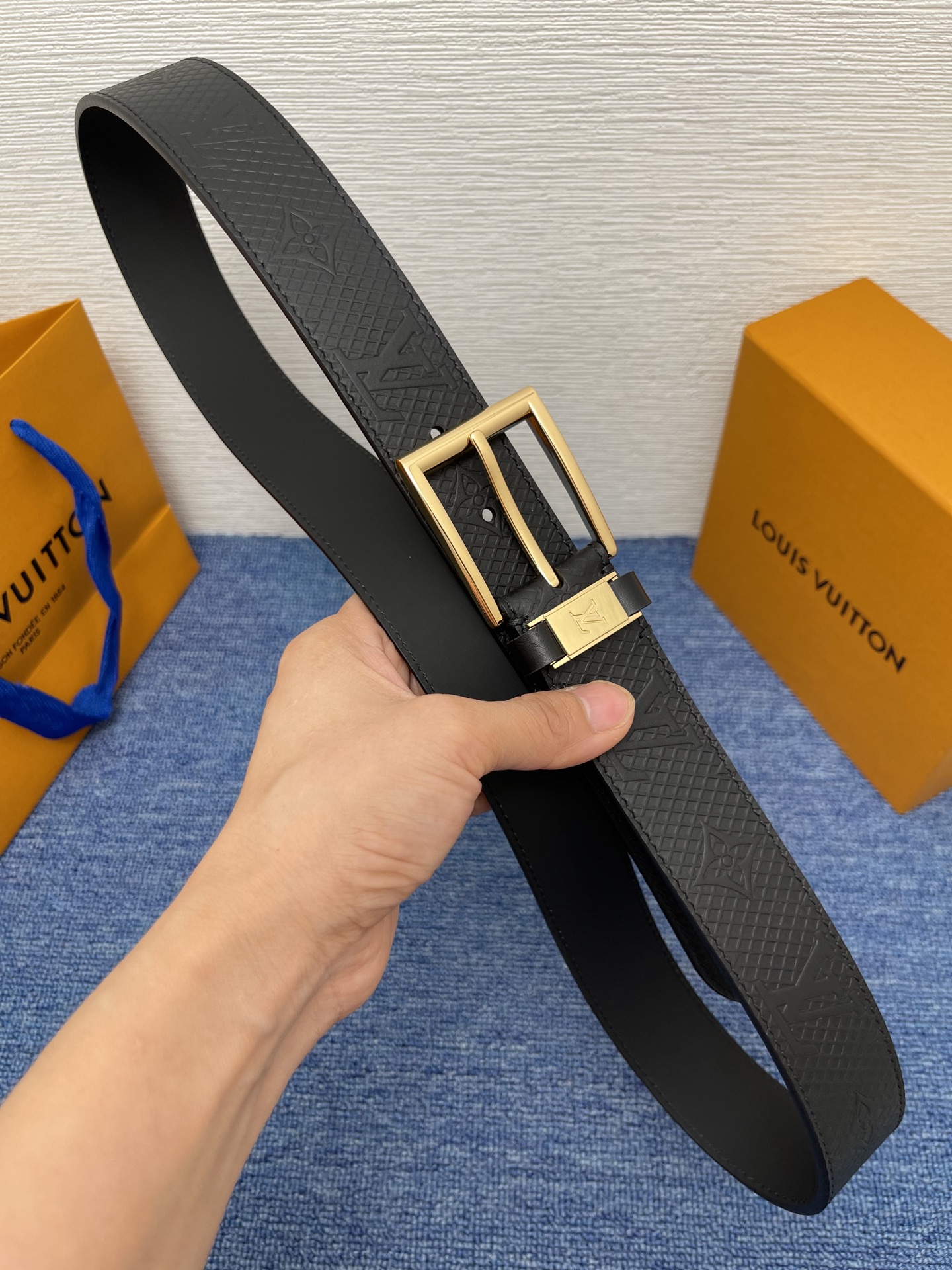 
【LOUIS VUITTON驴牌】：经典原单品质，新款压花皮搭配原单精品针扣，精工制作，细节看图，实物