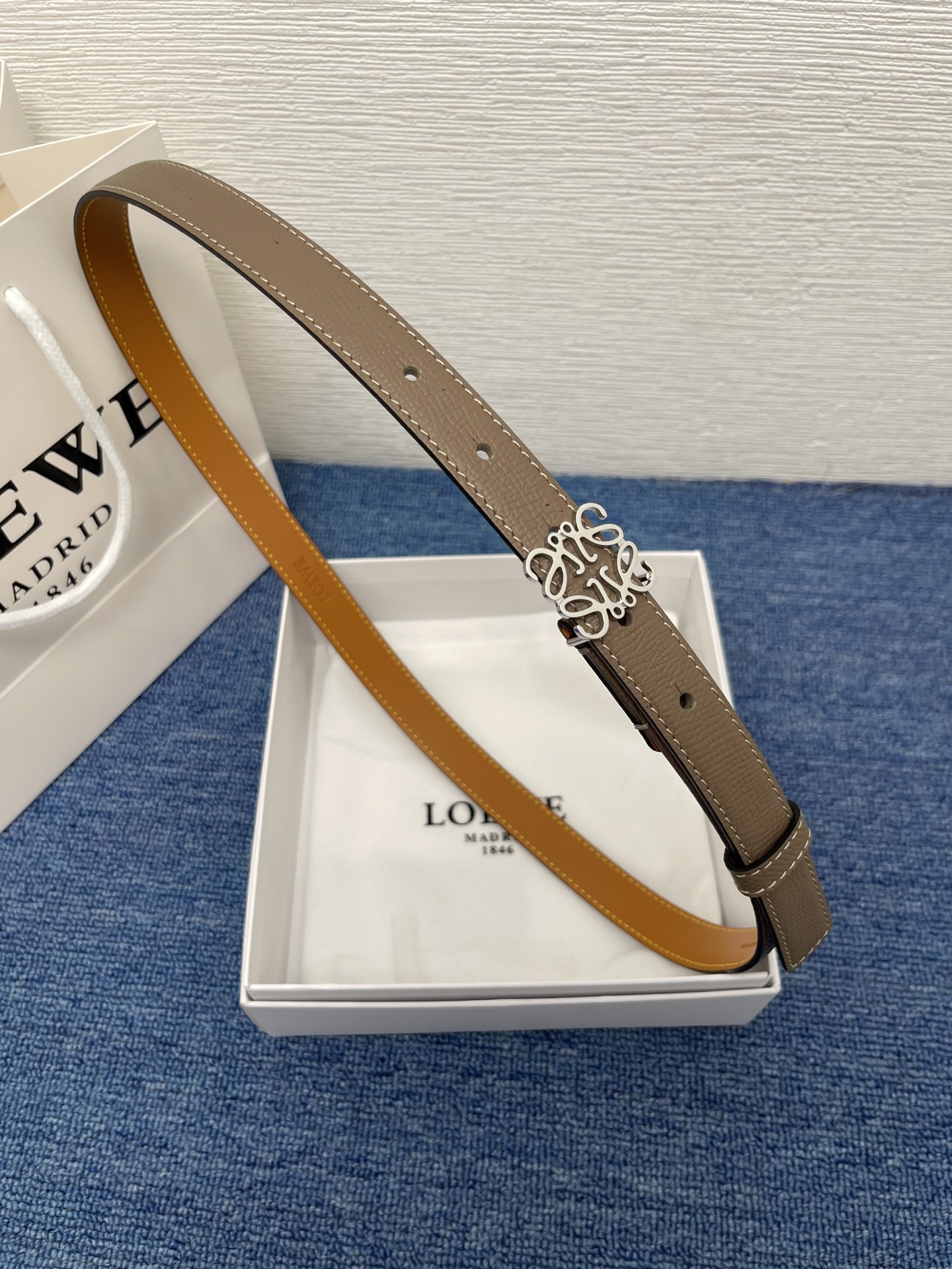 LOEWE （罗意威） 专柜最新同款腰带庆祝庆祝  选用光滑牛皮革腰带   饰以金属LOEWE腰带扣五孔