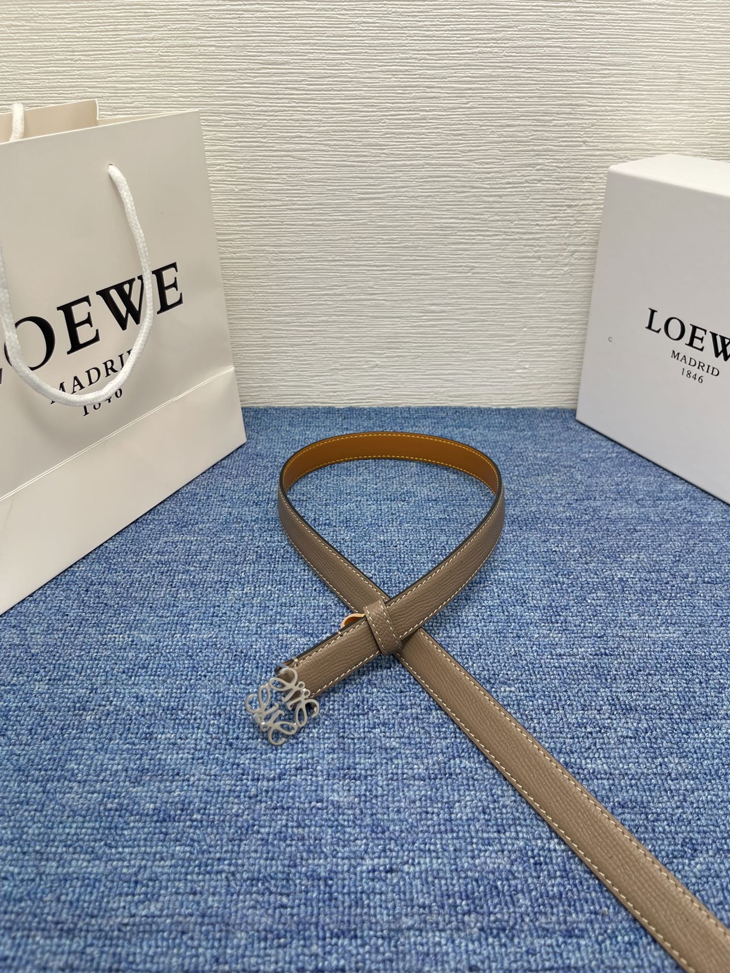 LOEWE （罗意威） 专柜最新同款腰带庆祝庆祝  选用光滑牛皮革腰带   饰以金属LOEWE腰带扣五孔