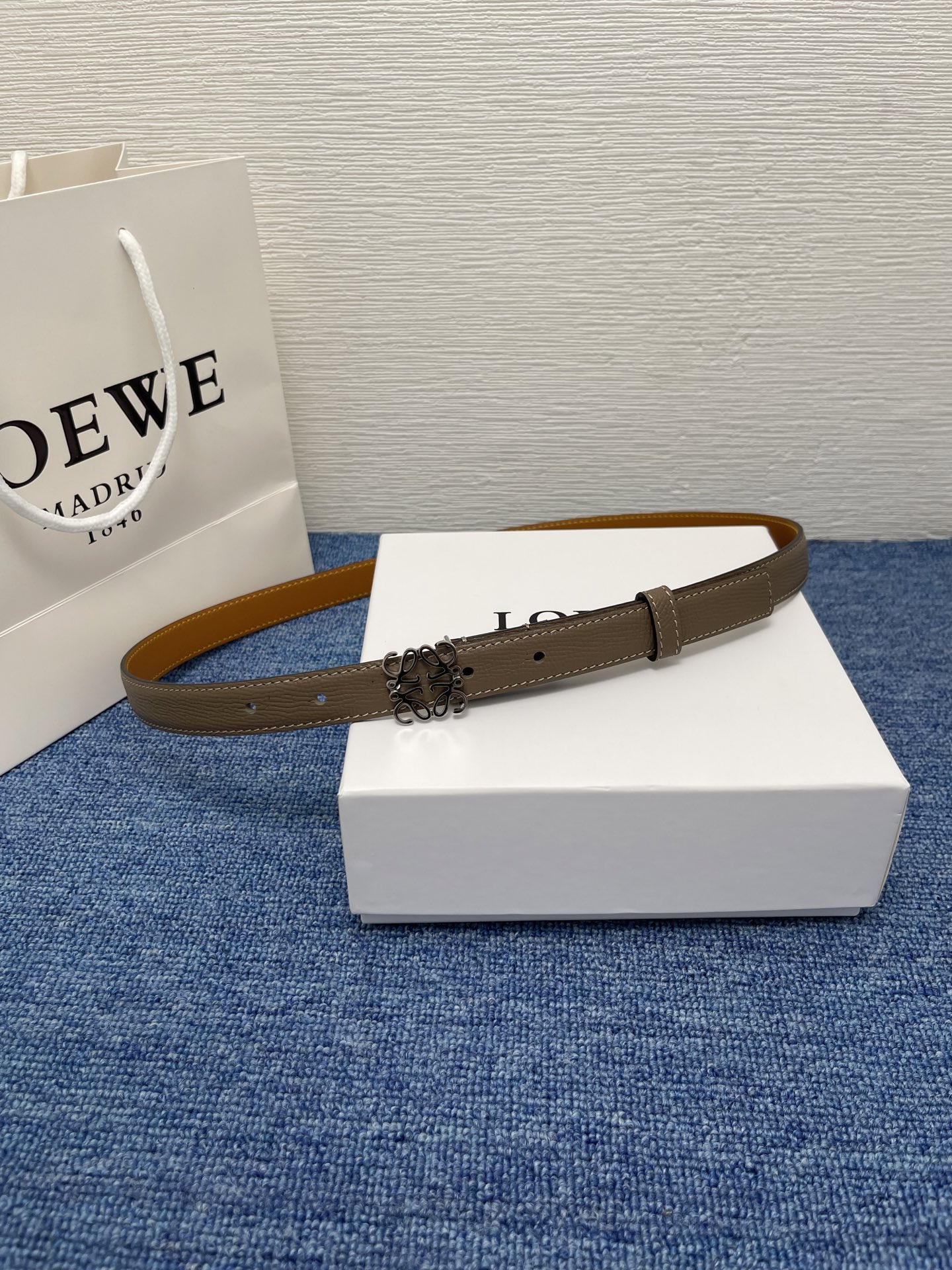 LOEWE （罗意威） 专柜最新同款腰带庆祝庆祝  选用光滑牛皮革腰带   饰以金属LOEWE腰带扣五孔