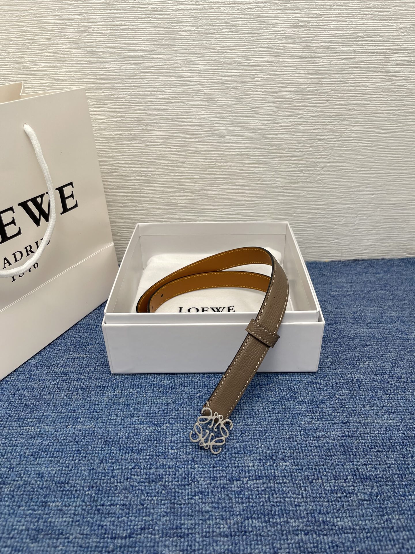 LOEWE （罗意威） 专柜最新同款腰带庆祝庆祝  选用光滑牛皮革腰带   饰以金属LOEWE腰带扣五孔