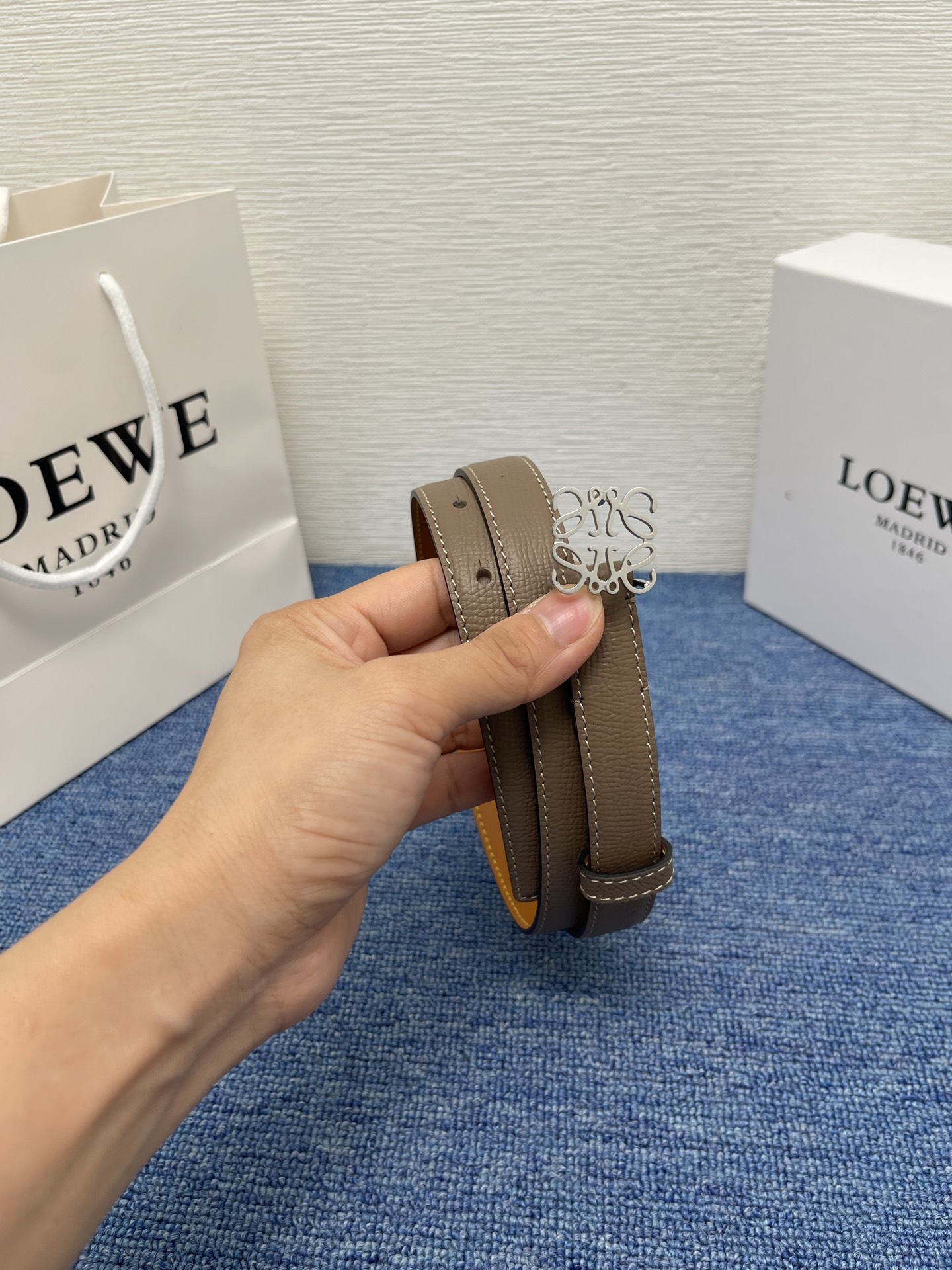 LOEWE （罗意威） 专柜最新同款腰带庆祝庆祝  选用光滑牛皮革腰带   饰以金属LOEWE腰带扣五孔