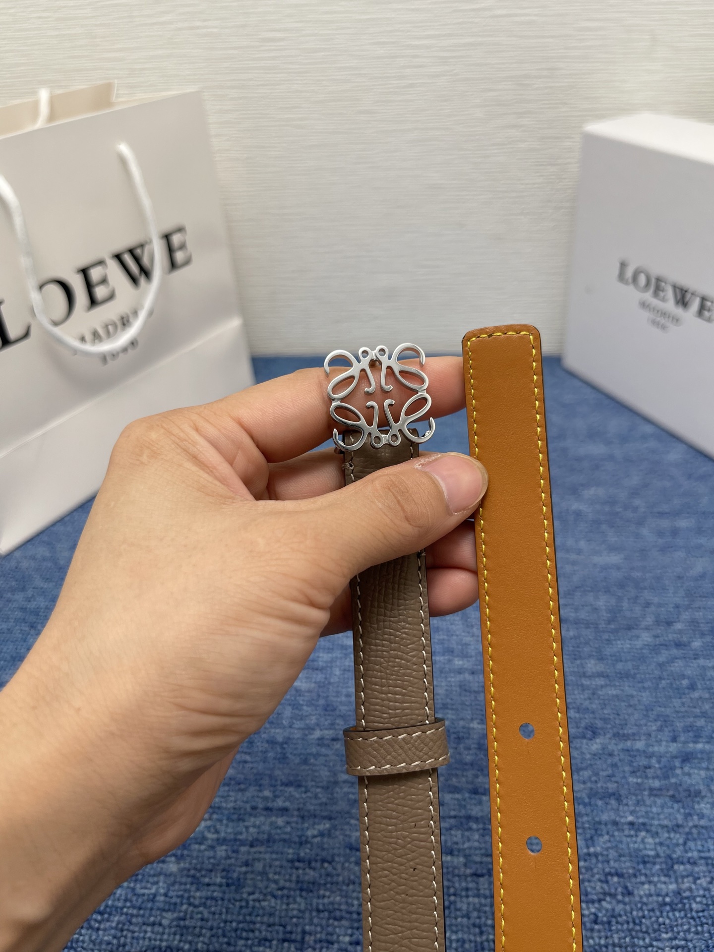 LOEWE （罗意威） 专柜最新同款腰带庆祝庆祝  选用光滑牛皮革腰带   饰以金属LOEWE腰带扣五孔