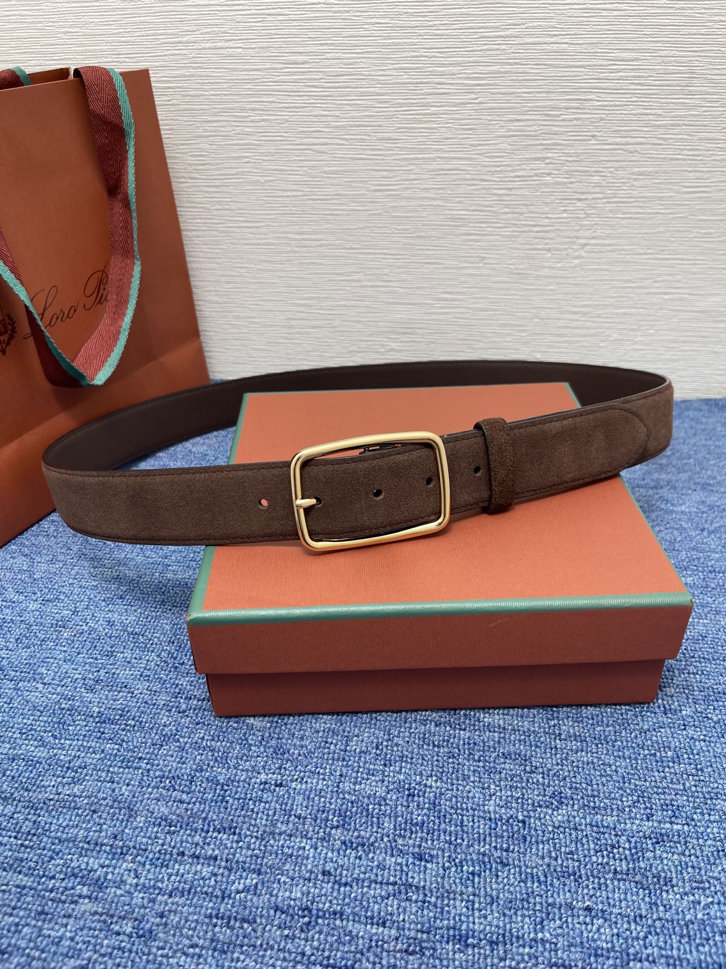 品牌：Loro Piana（诺悠翩雅）
正品尺寸经典男士休闲腰带，柔软alsavel制成，镀钯金属扣带有