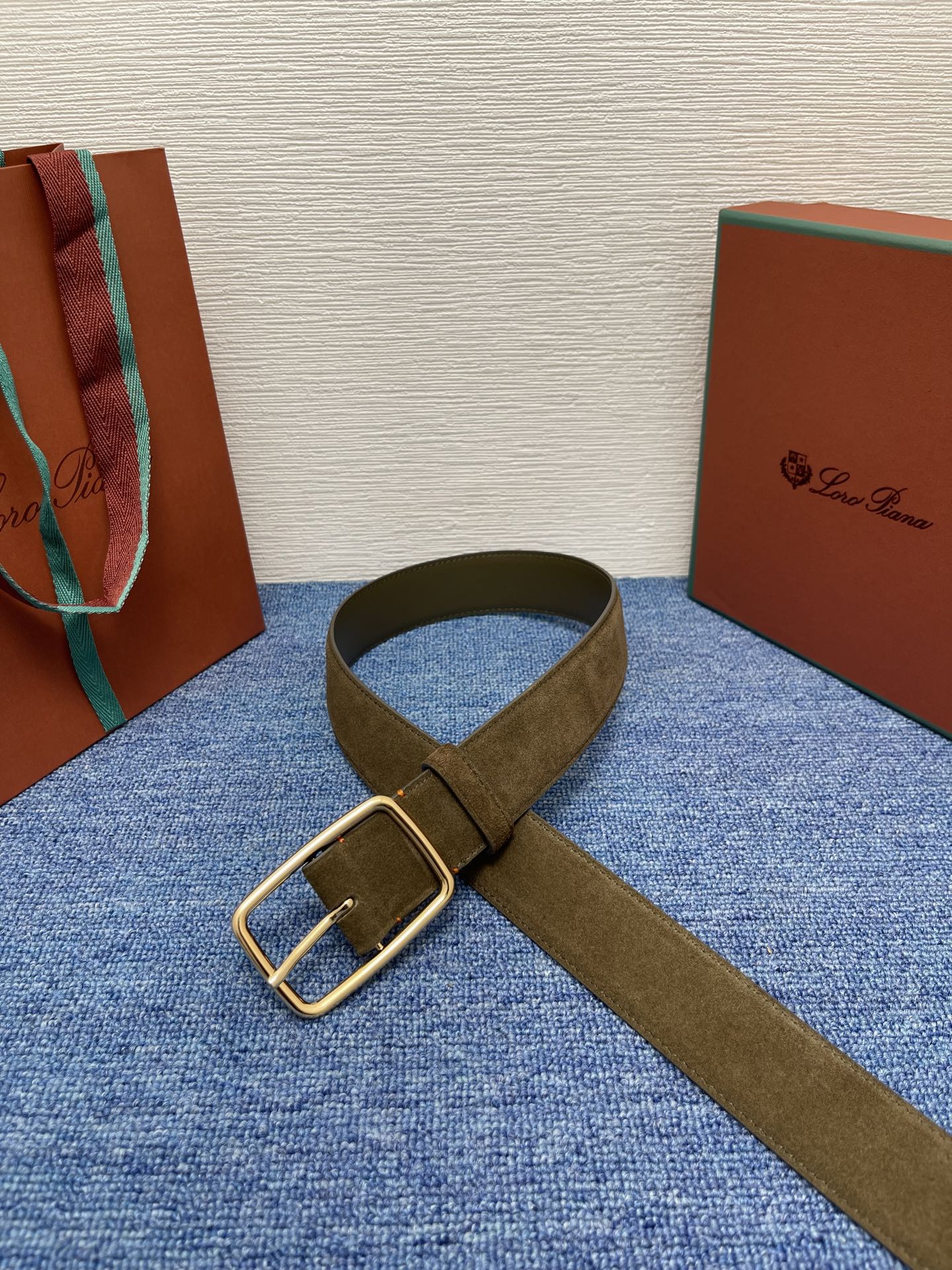 品牌：Loro Piana（诺悠翩雅）
正品尺寸经典男士休闲腰带，柔软alsavel制成，镀钯金属扣带有