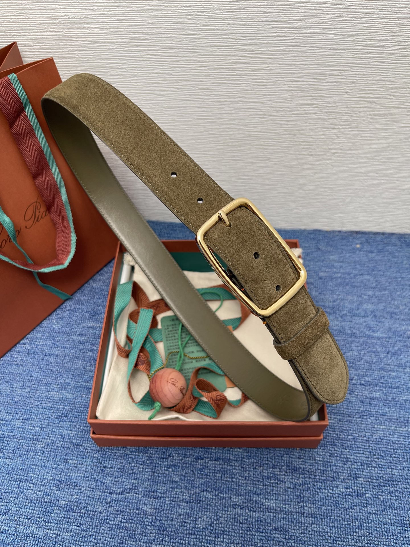 品牌：Loro Piana（诺悠翩雅）
正品尺寸经典男士休闲腰带，柔软alsavel制成，镀钯金属扣带有
