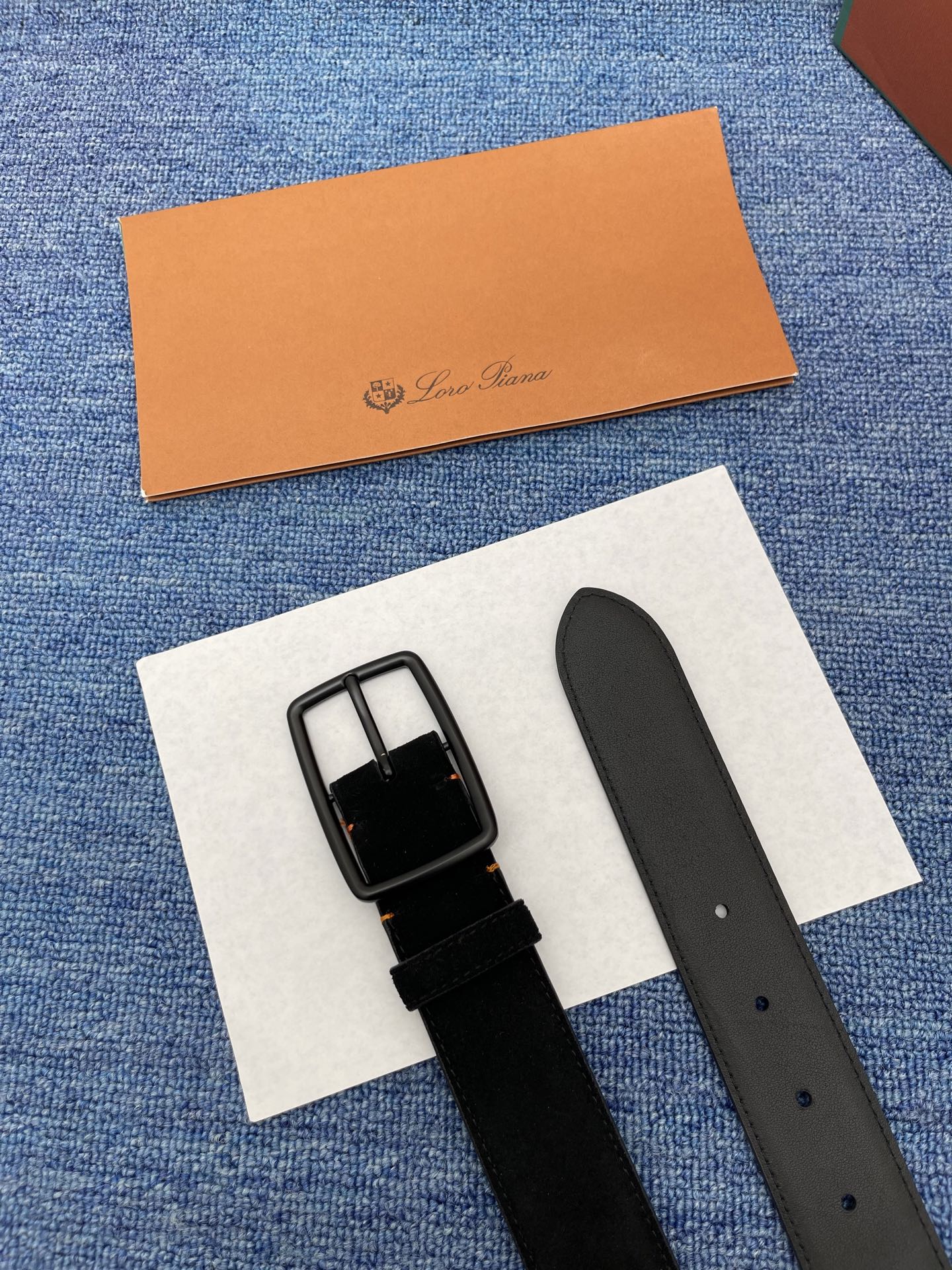品牌：Loro Piana（诺悠翩雅）
正品尺寸经典男士休闲腰带，柔软alsavel制成，镀钯金属扣带有
