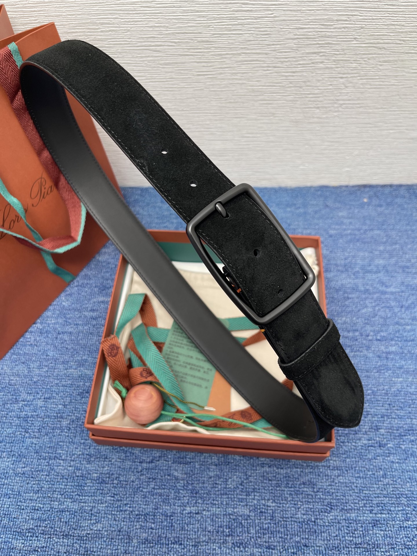品牌：Loro Piana（诺悠翩雅）
正品尺寸经典男士休闲腰带，柔软alsavel制成，镀钯金属扣带有