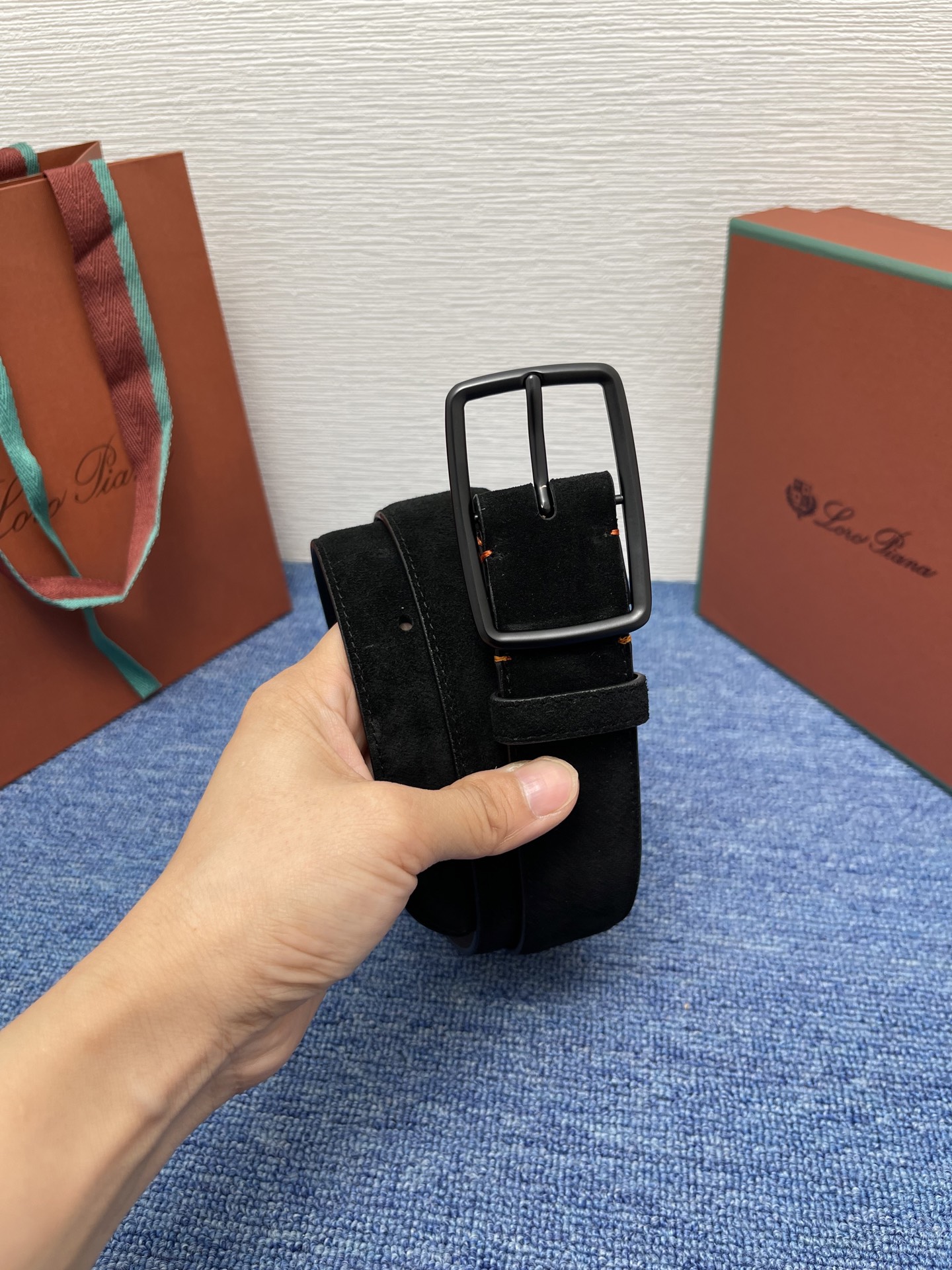 品牌：Loro Piana（诺悠翩雅）
正品尺寸经典男士休闲腰带，柔软alsavel制成，镀钯金属扣带有
