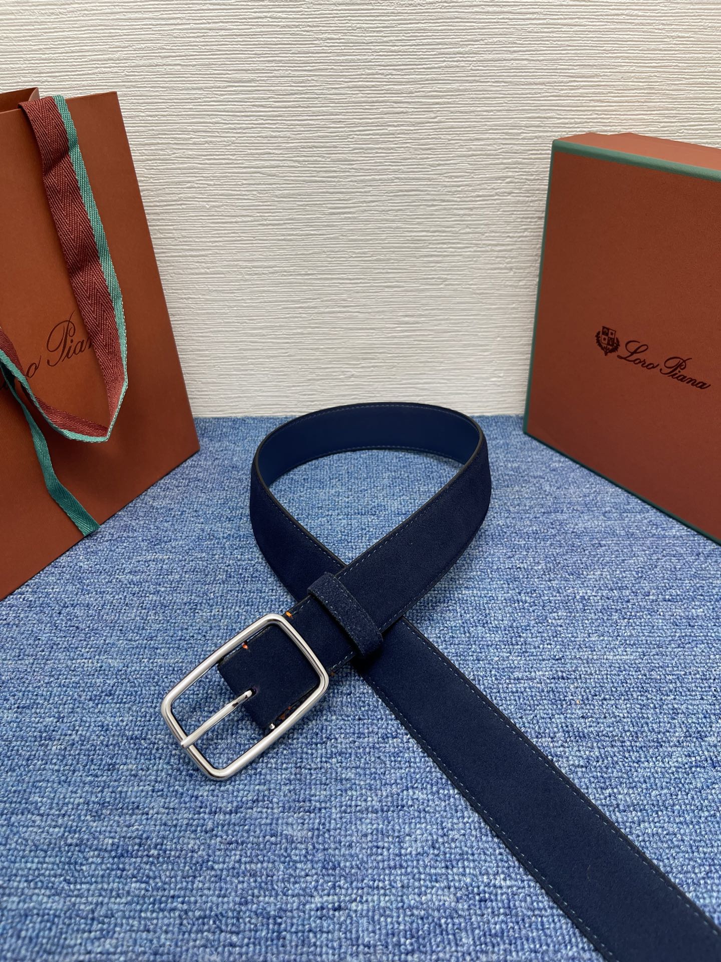 品牌：Loro Piana（诺悠翩雅）
正品尺寸经典男士休闲腰带，柔软alsavel制成，镀钯金属扣带有