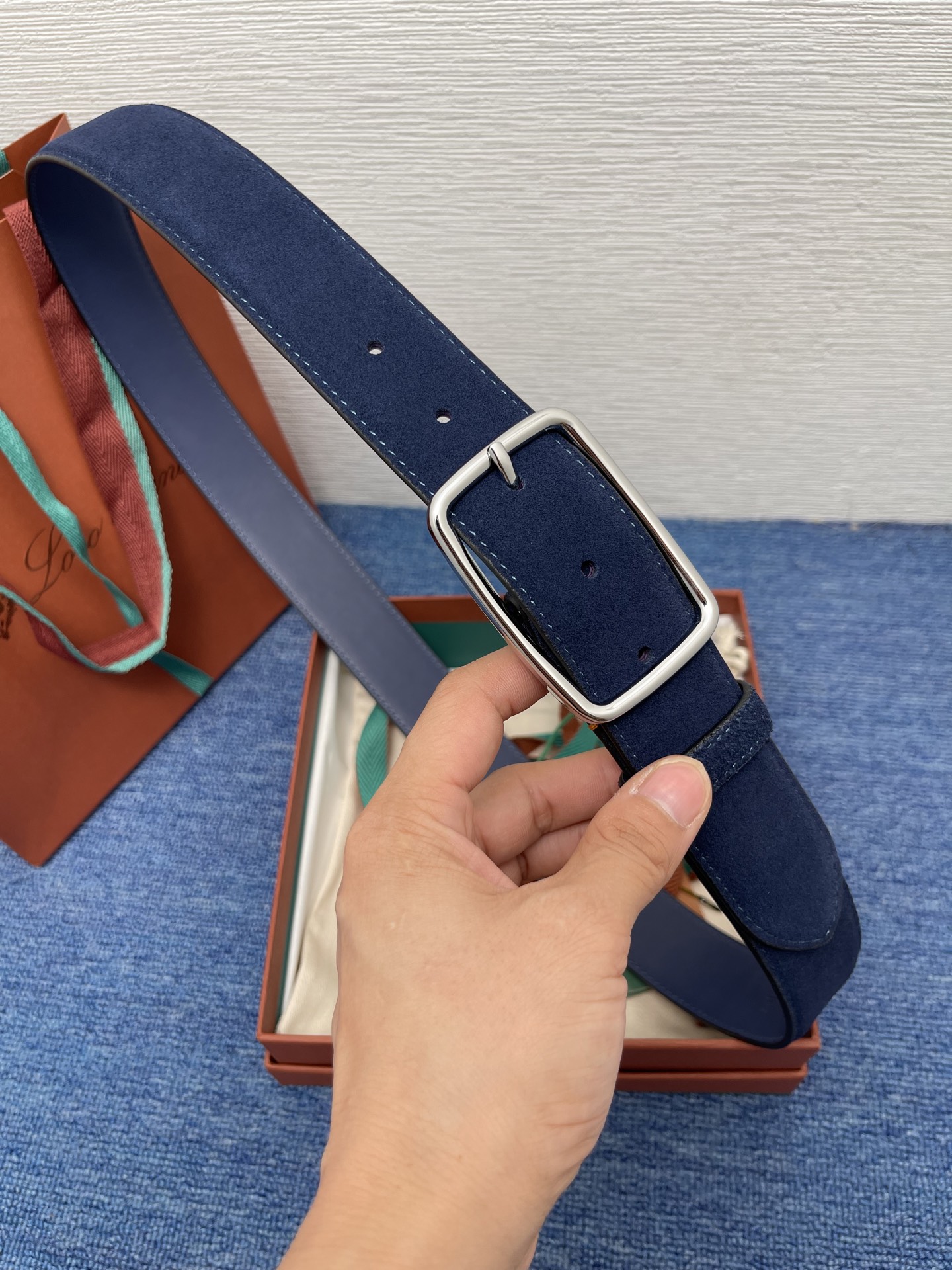 品牌：Loro Piana（诺悠翩雅）
正品尺寸经典男士休闲腰带，柔软alsavel制成，镀钯金属扣带有