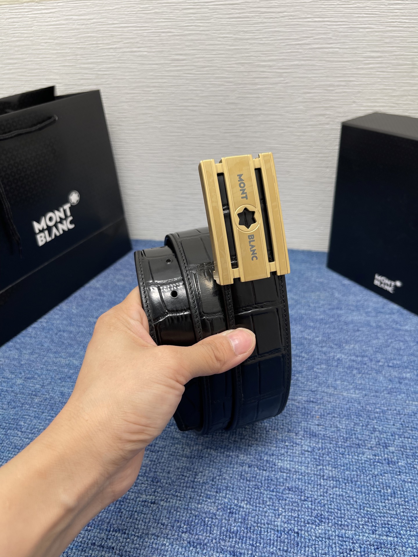  品牌：【万宝龙】 Montblanc家持续其一贯的高雅、绅士、精致的风格，进口小牛皮，手感细腻柔软。纯