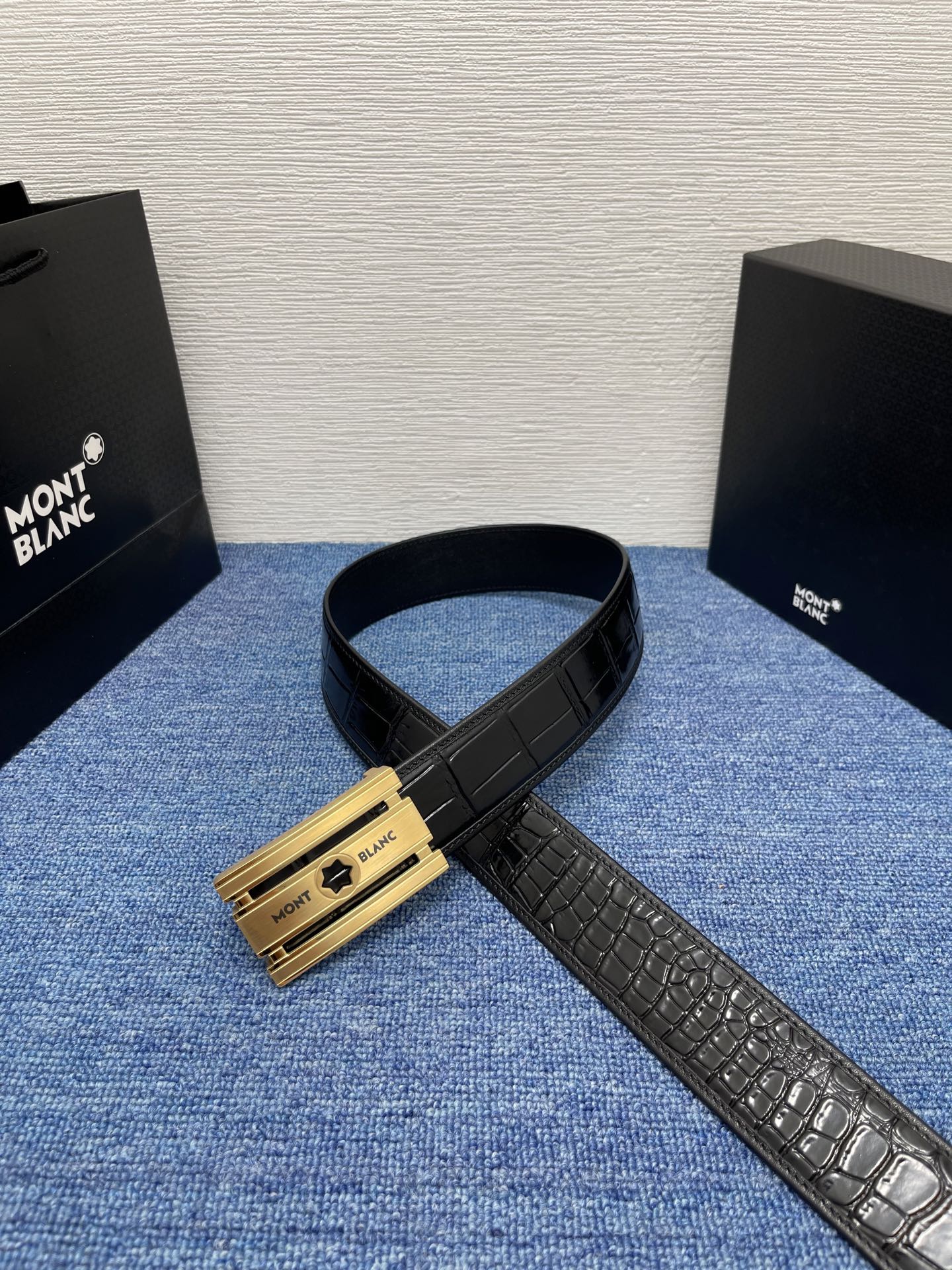  品牌：【万宝龙】 Montblanc家持续其一贯的高雅、绅士、精致的风格，进口小牛皮，手感细腻柔软。纯