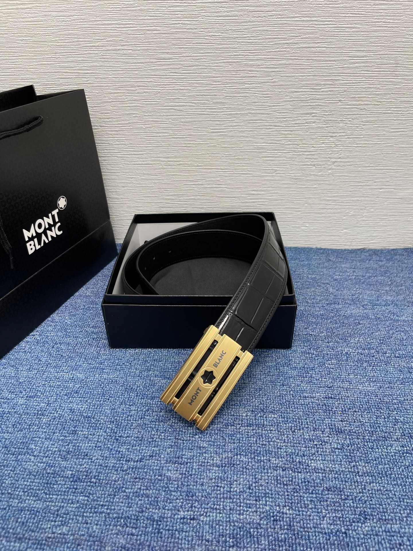  品牌：【万宝龙】 Montblanc家持续其一贯的高雅、绅士、精致的风格，进口小牛皮，手感细腻柔软。纯