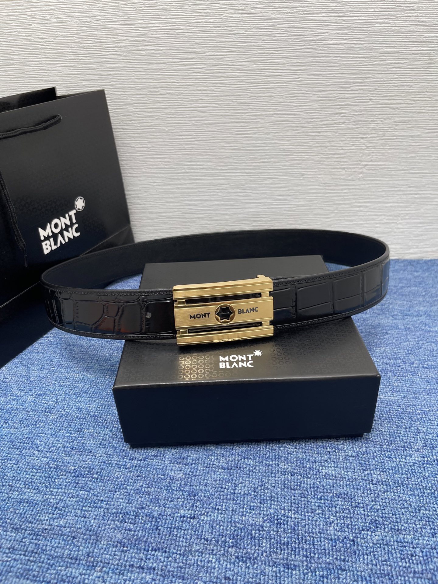  品牌：【万宝龙】 Montblanc家持续其一贯的高雅、绅士、精致的风格，进口小牛皮，手感细腻柔软。纯