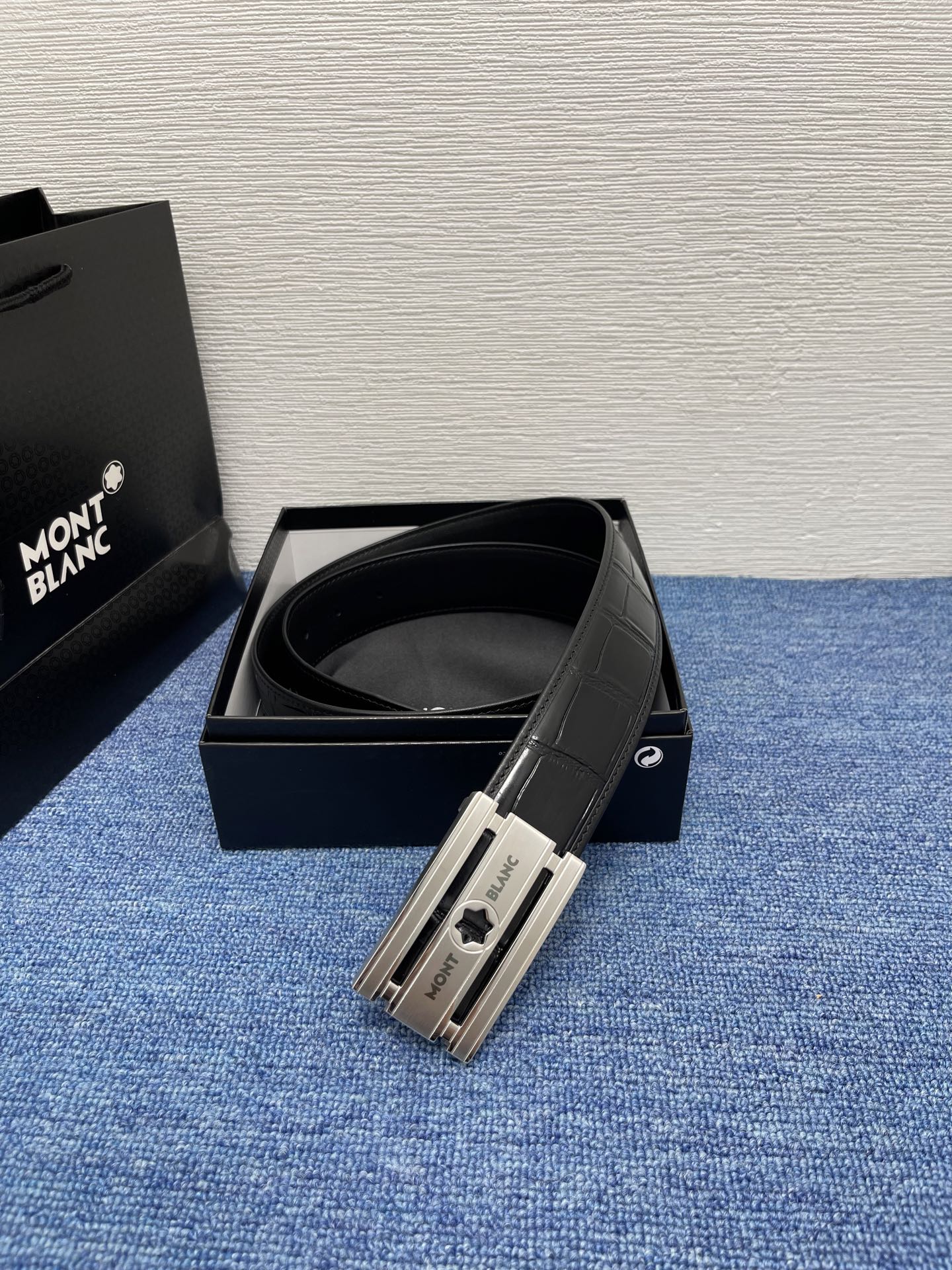  品牌：【万宝龙】 Montblanc家持续其一贯的高雅、绅士、精致的风格，进口小牛皮，手感细腻柔软。纯