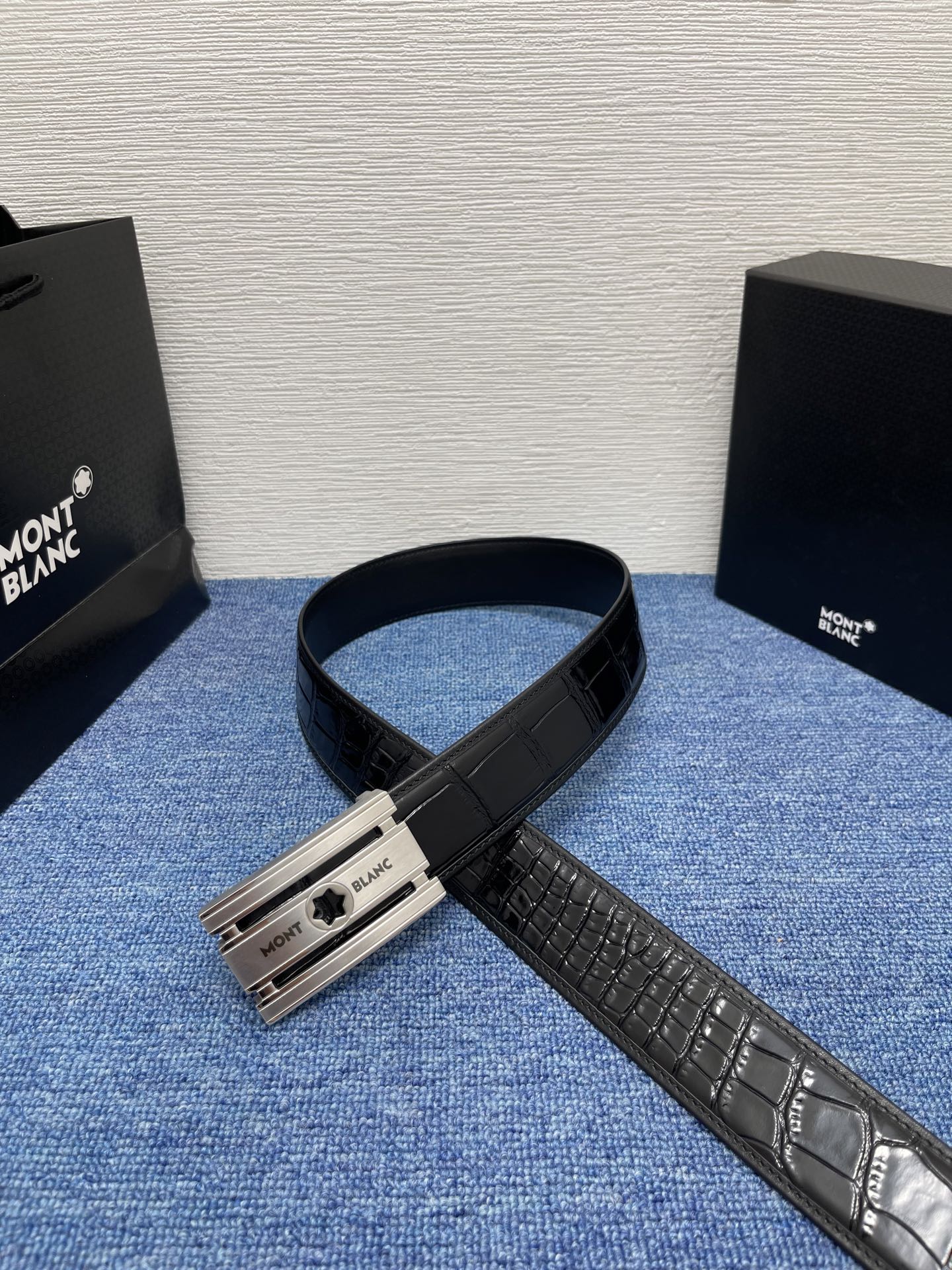  品牌：【万宝龙】 Montblanc家持续其一贯的高雅、绅士、精致的风格，进口小牛皮，手感细腻柔软。纯