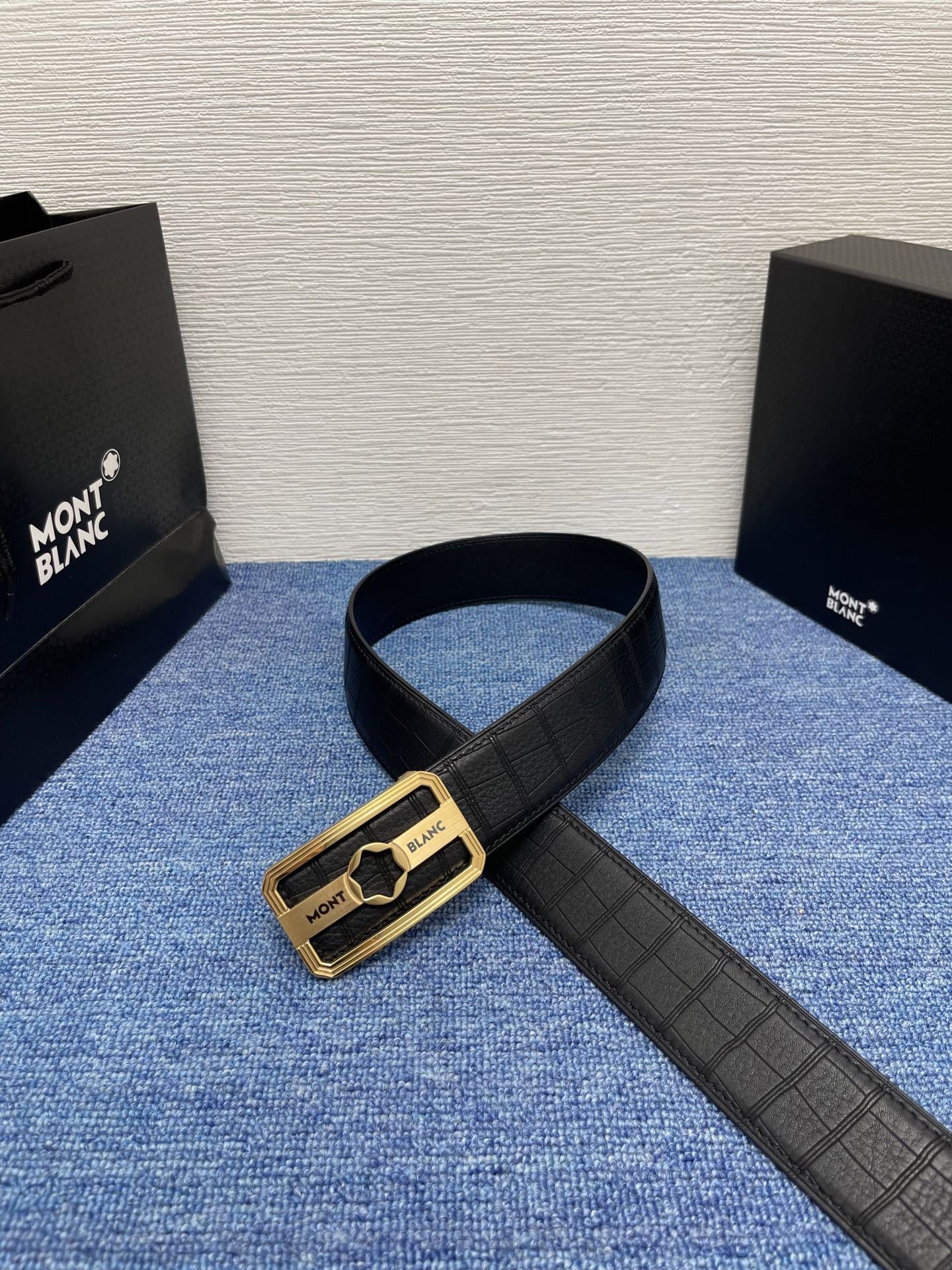   品牌：【万宝龙】 Montblanc家持续其一贯的高雅、绅士、精致的风格，进口小牛皮，手感细腻柔软。