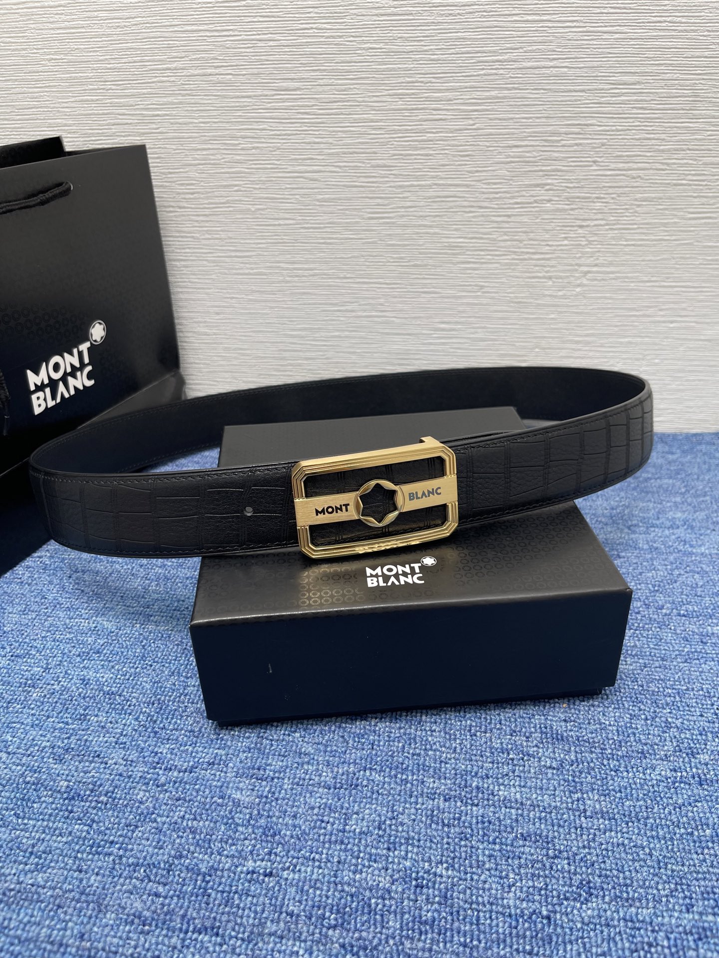   品牌：【万宝龙】 Montblanc家持续其一贯的高雅、绅士、精致的风格，进口小牛皮，手感细腻柔软。