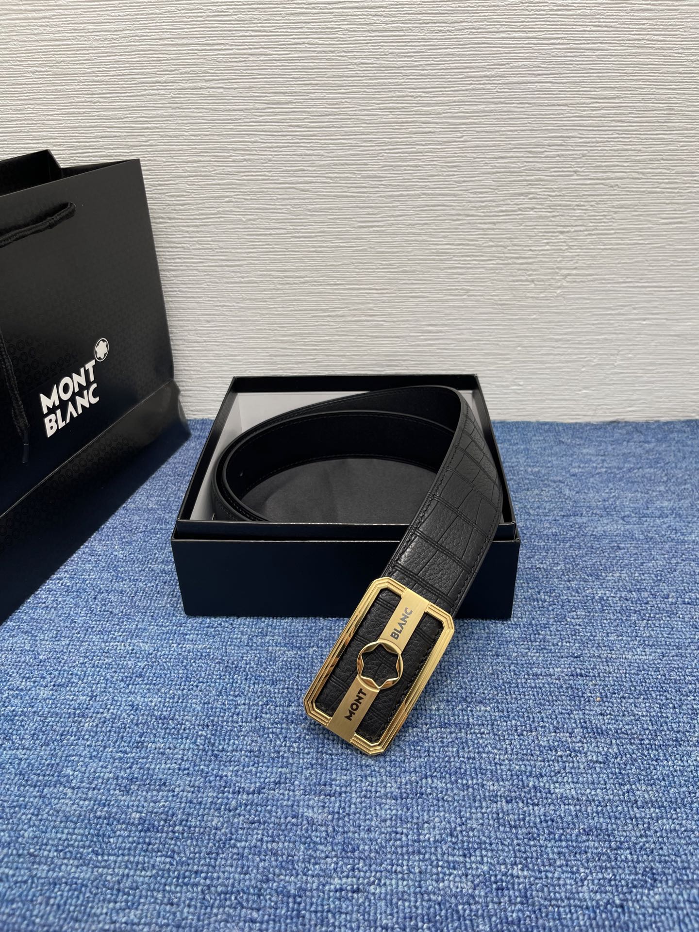   品牌：【万宝龙】 Montblanc家持续其一贯的高雅、绅士、精致的风格，进口小牛皮，手感细腻柔软。