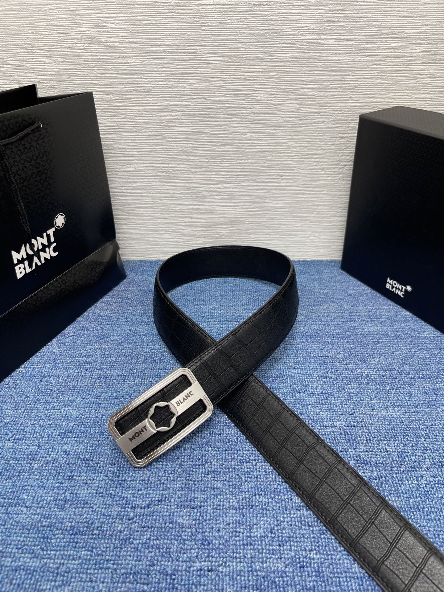   品牌：【万宝龙】 Montblanc家持续其一贯的高雅、绅士、精致的风格，进口小牛皮，手感细腻柔软。