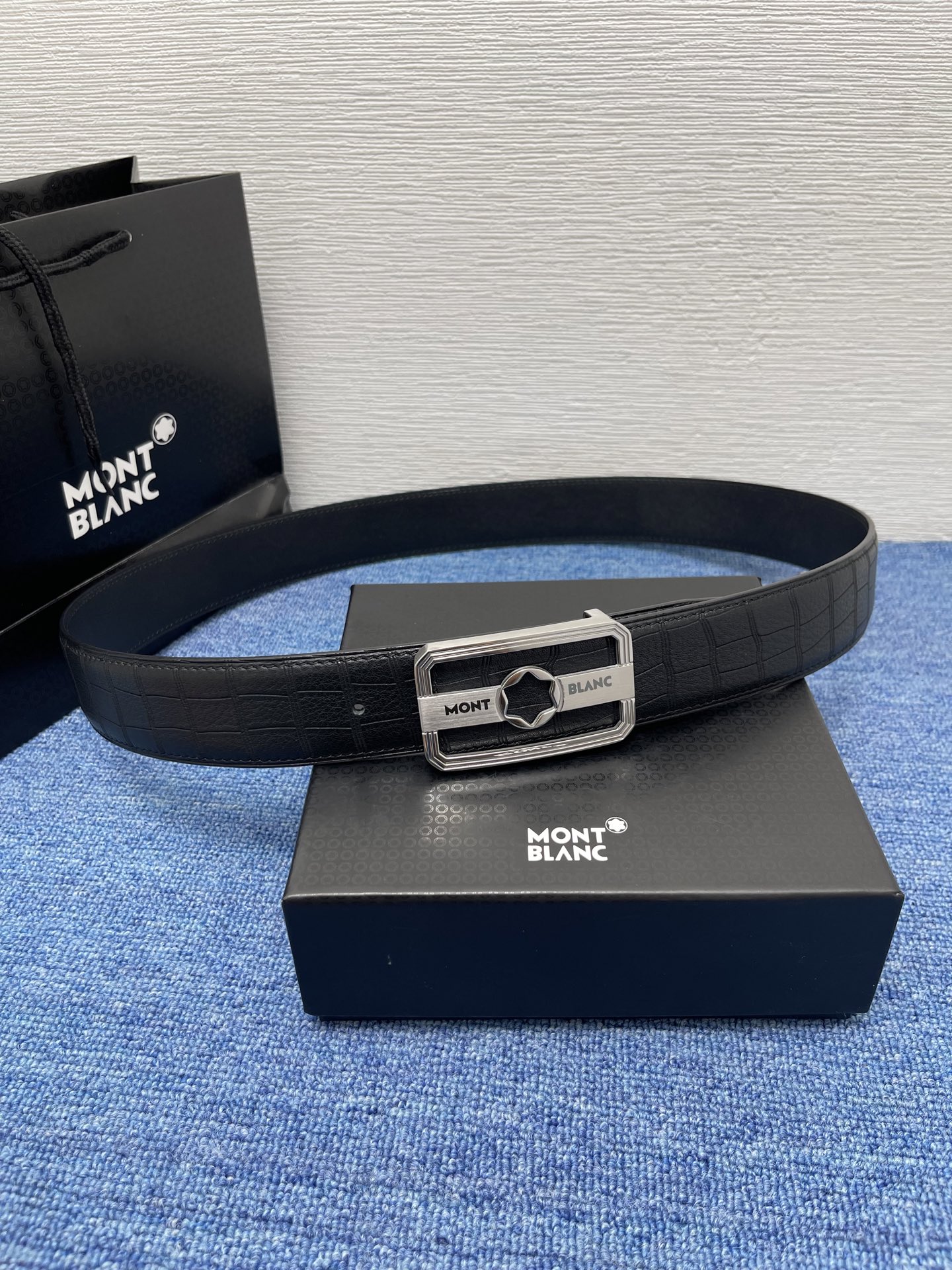   品牌：【万宝龙】 Montblanc家持续其一贯的高雅、绅士、精致的风格，进口小牛皮，手感细腻柔软。