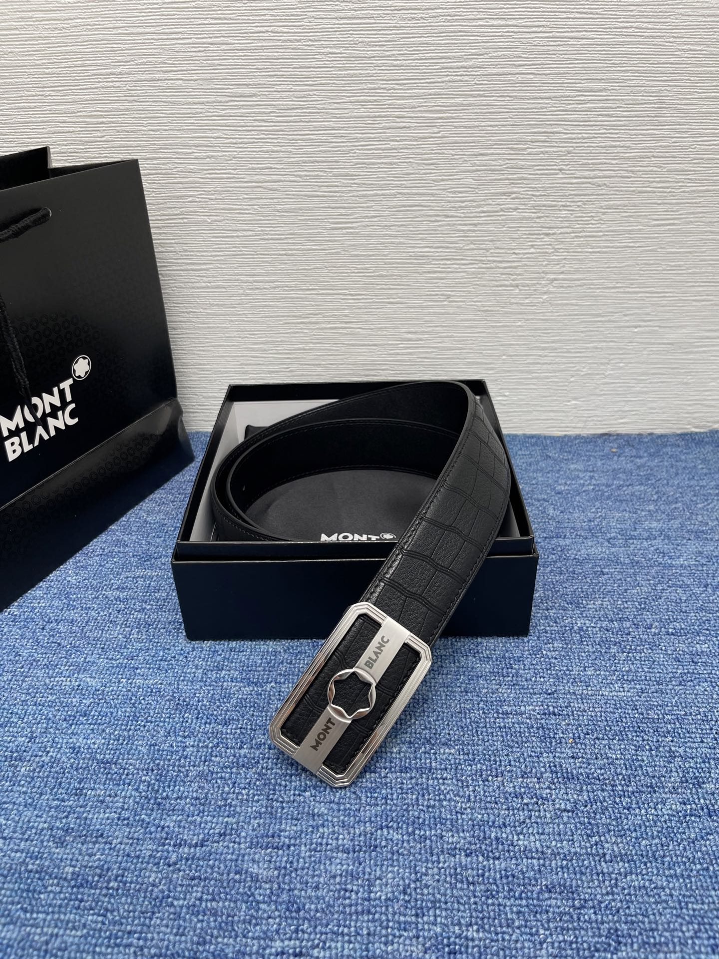   品牌：【万宝龙】 Montblanc家持续其一贯的高雅、绅士、精致的风格，进口小牛皮，手感细腻柔软。