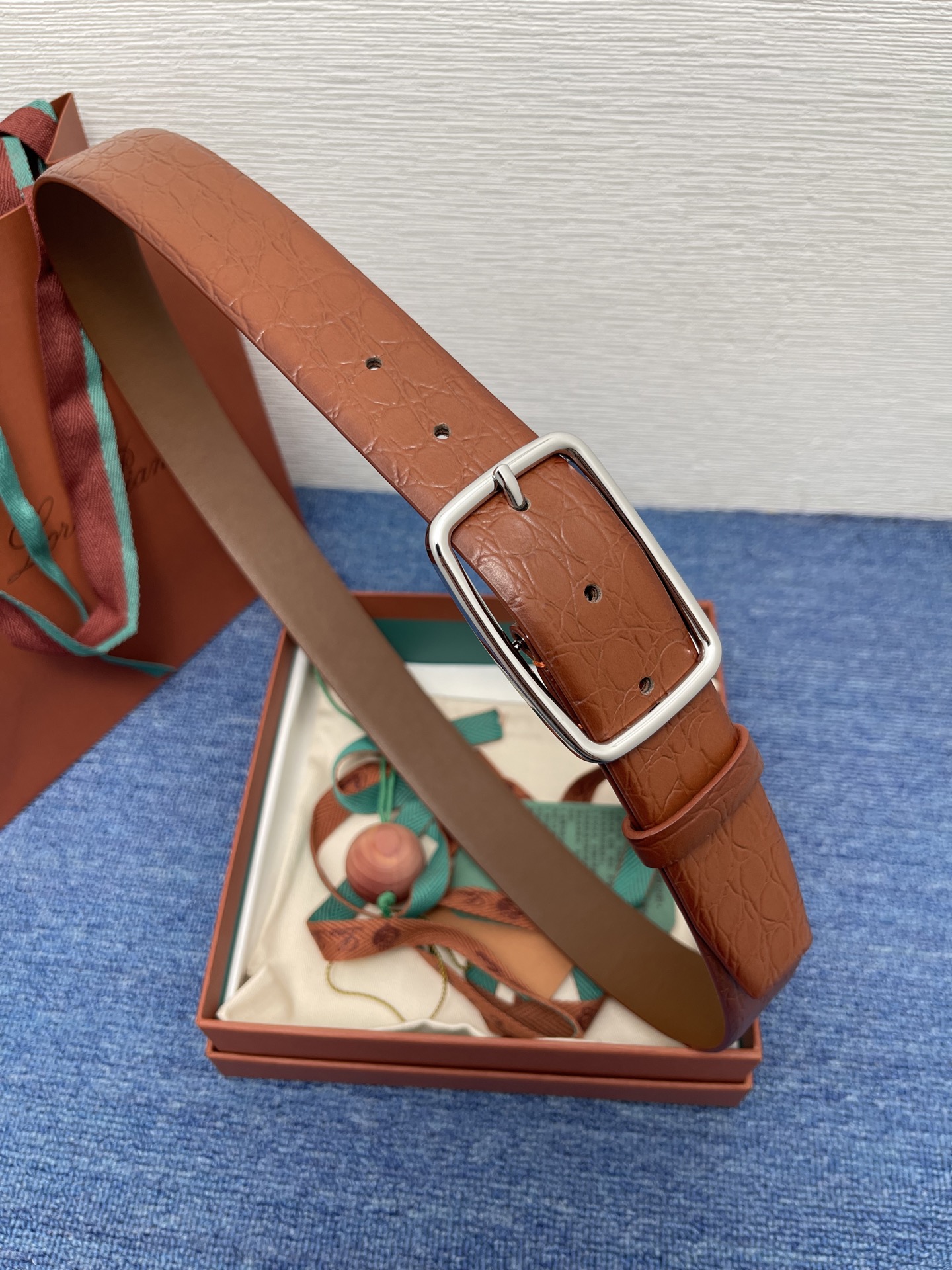 品牌：Loro Piana（诺悠翩雅）
正品尺寸经典男士休闲腰带，柔软alsavel制成，镀钯金属扣带有
