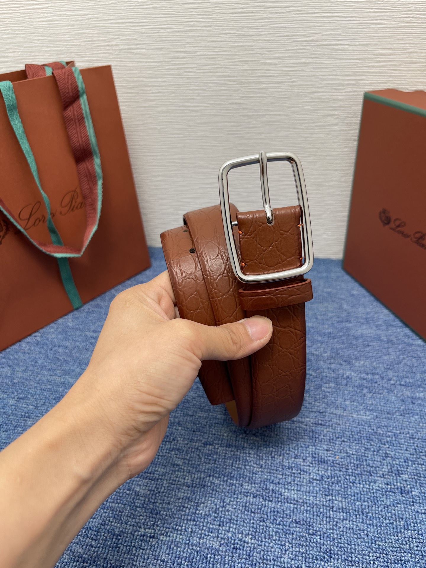 品牌：Loro Piana（诺悠翩雅）
正品尺寸经典男士休闲腰带，柔软alsavel制成，镀钯金属扣带有