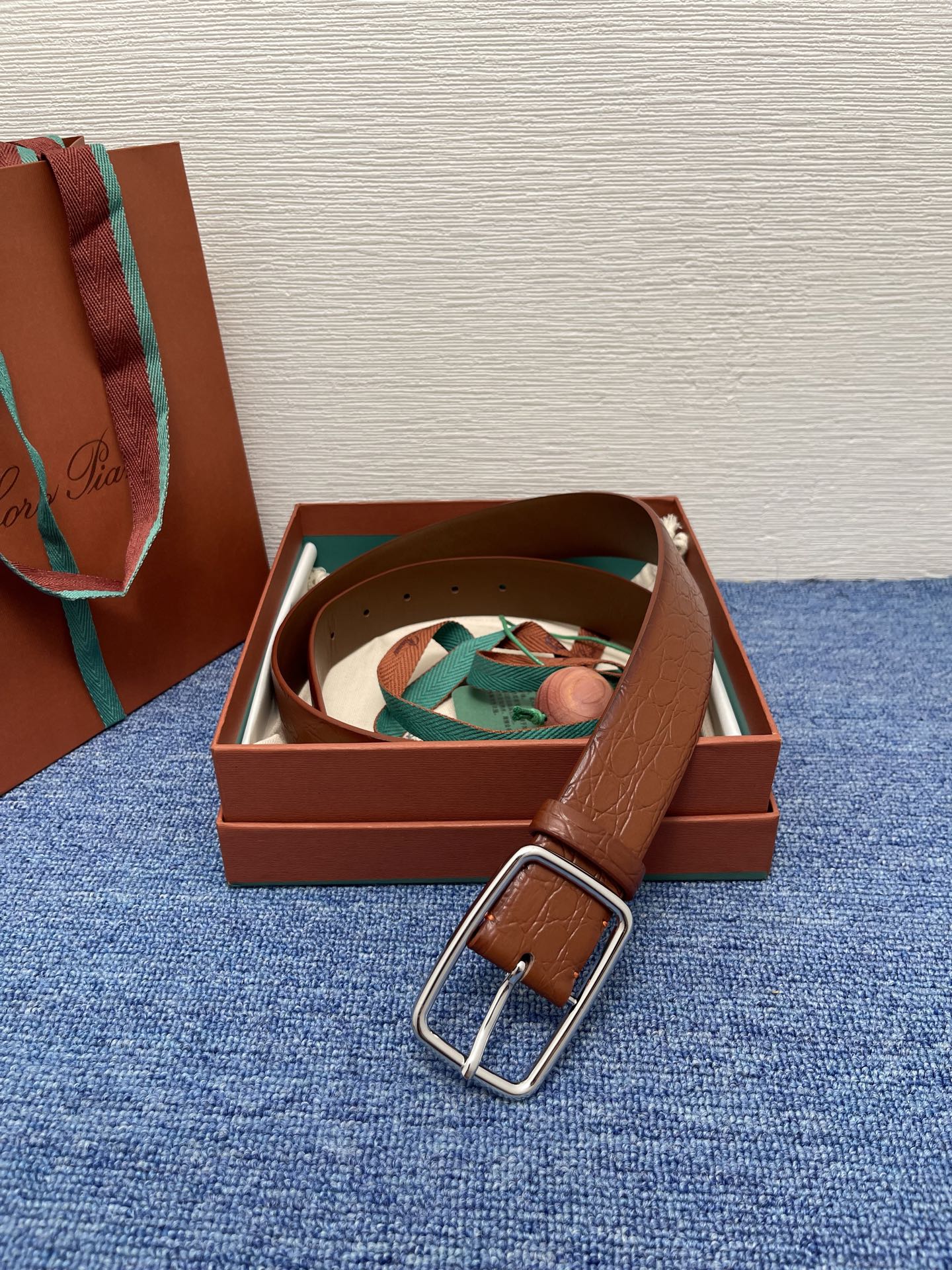 品牌：Loro Piana（诺悠翩雅）
正品尺寸经典男士休闲腰带，柔软alsavel制成，镀钯金属扣带有