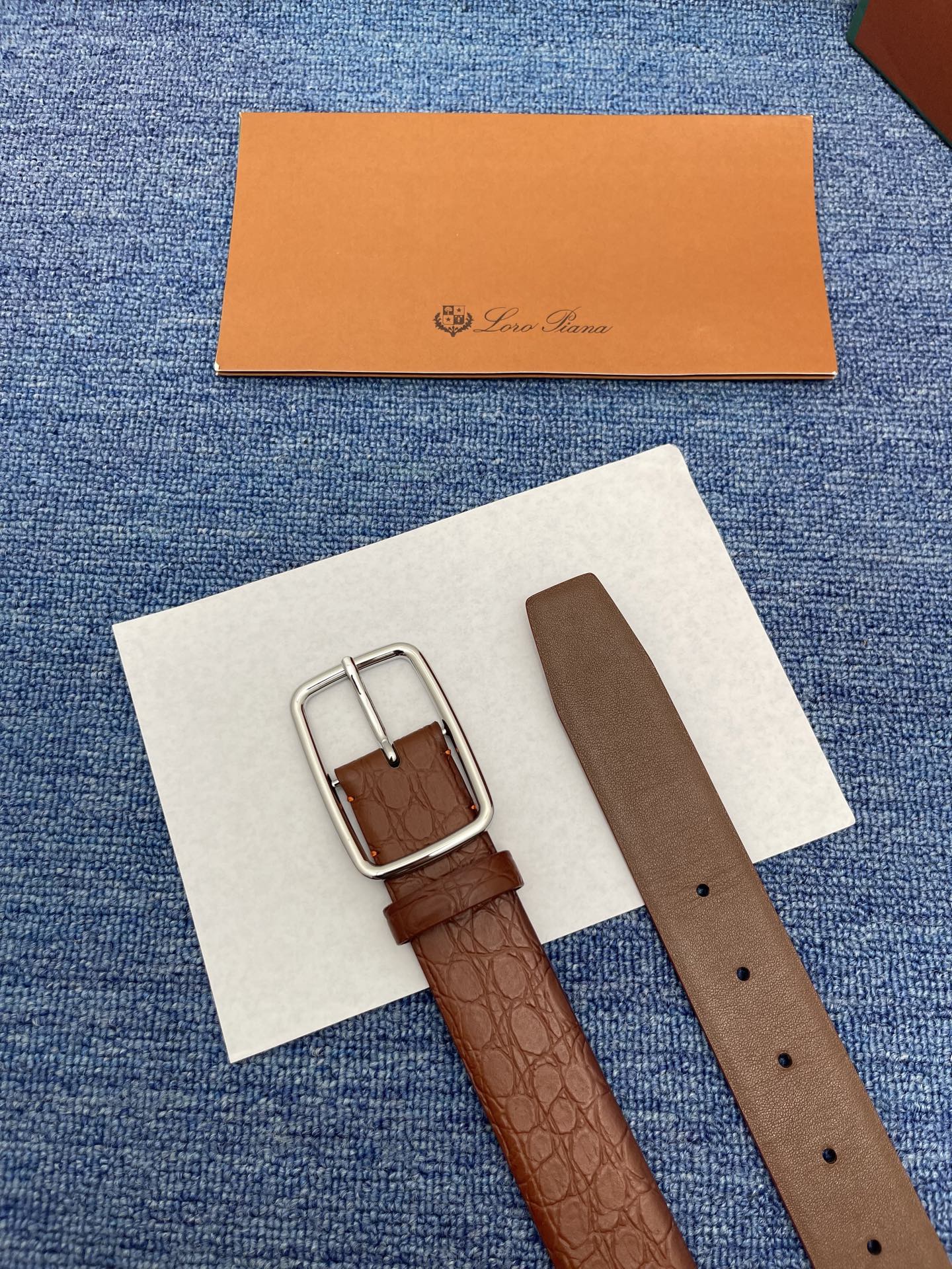 品牌：Loro Piana（诺悠翩雅）
正品尺寸经典男士休闲腰带，柔软alsavel制成，镀钯金属扣带有