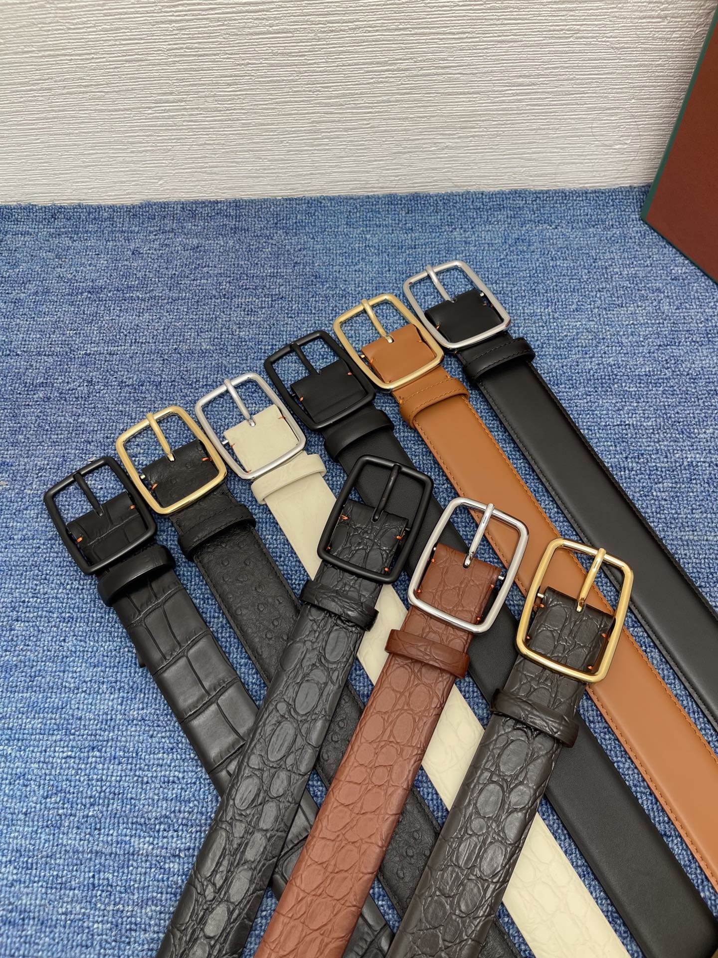 品牌：Loro Piana（诺悠翩雅）
正品尺寸经典男士休闲腰带，柔软alsavel制成，镀钯金属扣带有