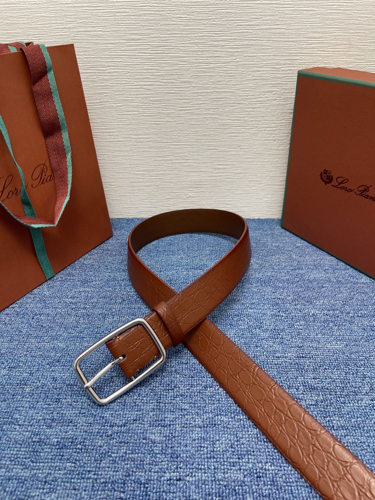 品牌：Loro Piana（诺悠翩雅）
正品尺寸经典男士休闲腰带，柔软alsavel制成，镀钯金属扣带有
