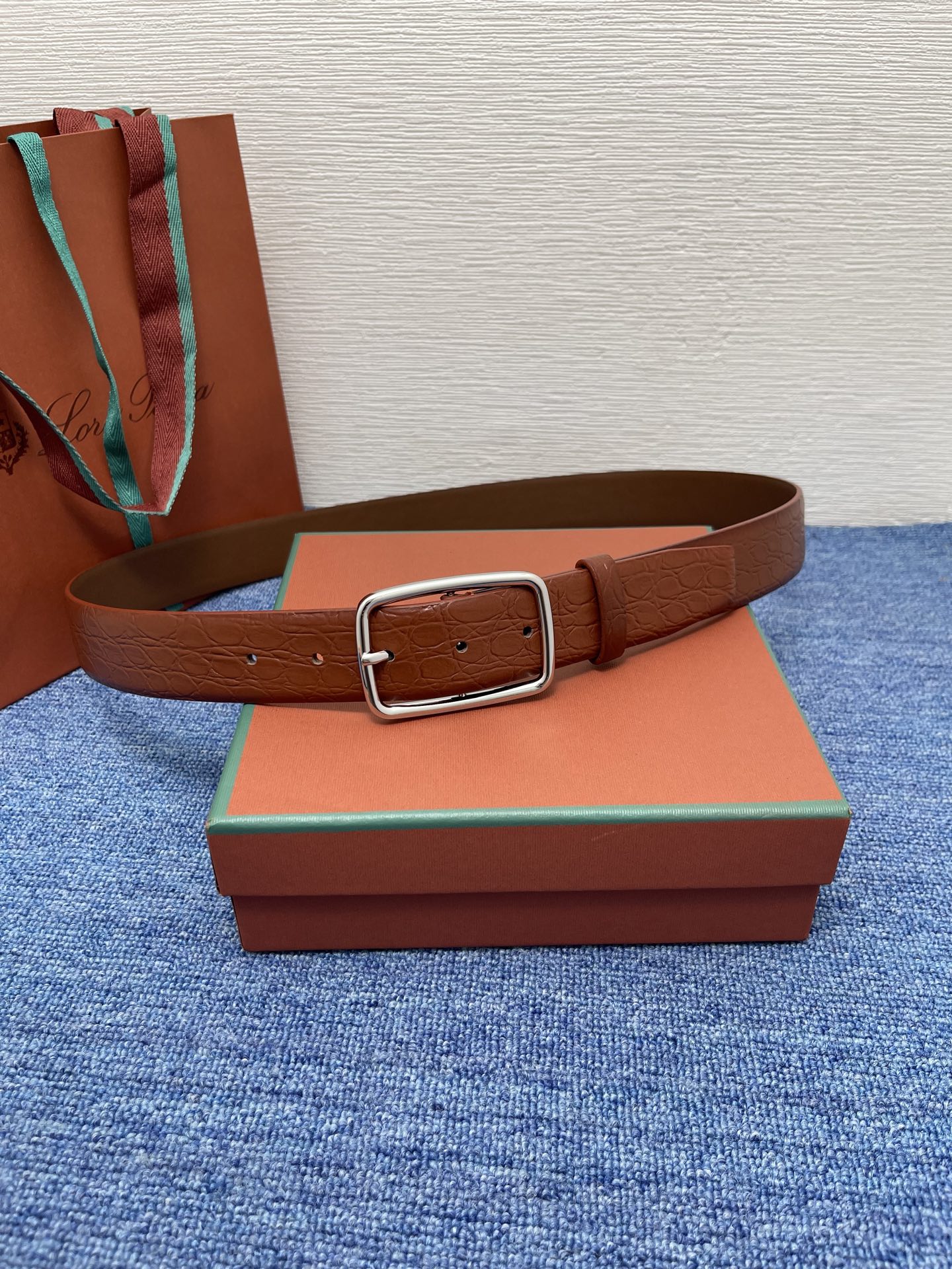 品牌：Loro Piana（诺悠翩雅）
正品尺寸经典男士休闲腰带，柔软alsavel制成，镀钯金属扣带有
